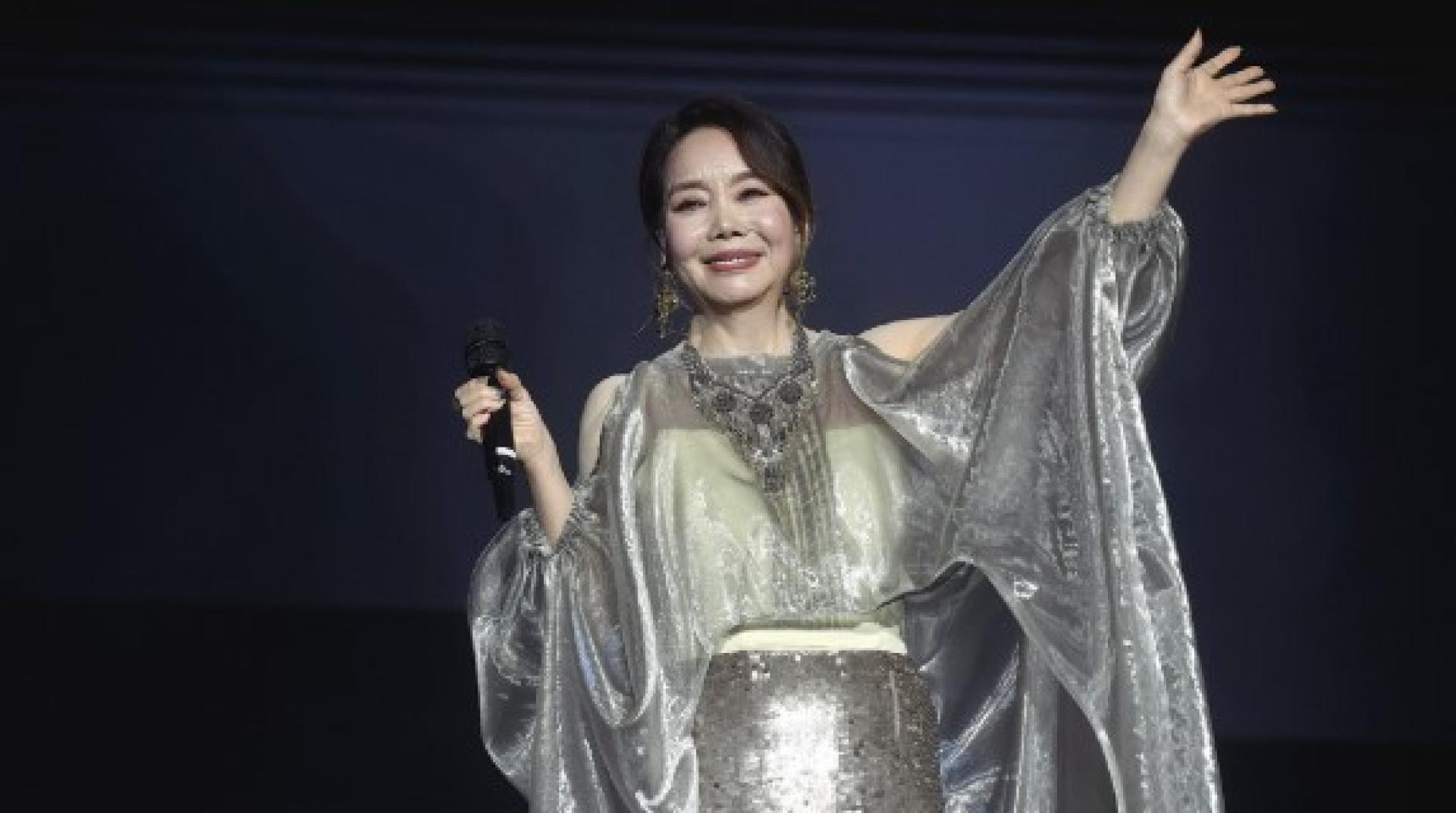 辛晓琪分享久违回到马来西亚开唱的心情，感慨“今晚就像老朋友重逢，一起回忆我们的青春”，台下歌迷热情回应。