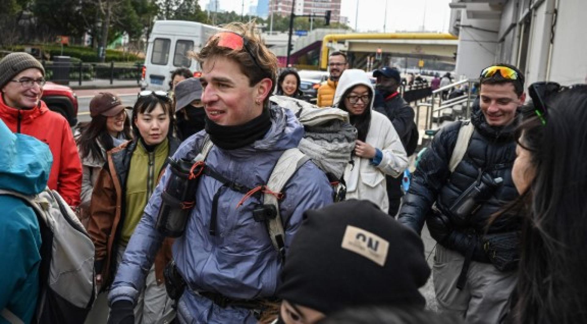 约有50人聚集迎接两位徒步者。