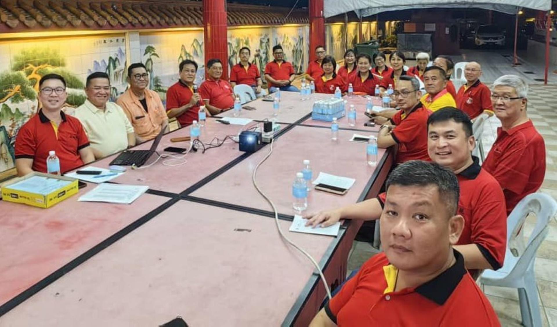 方文祥太平局绅（左4）主持古晋东嶽观将办“送神”及“亮灯”双庆筹委会议。