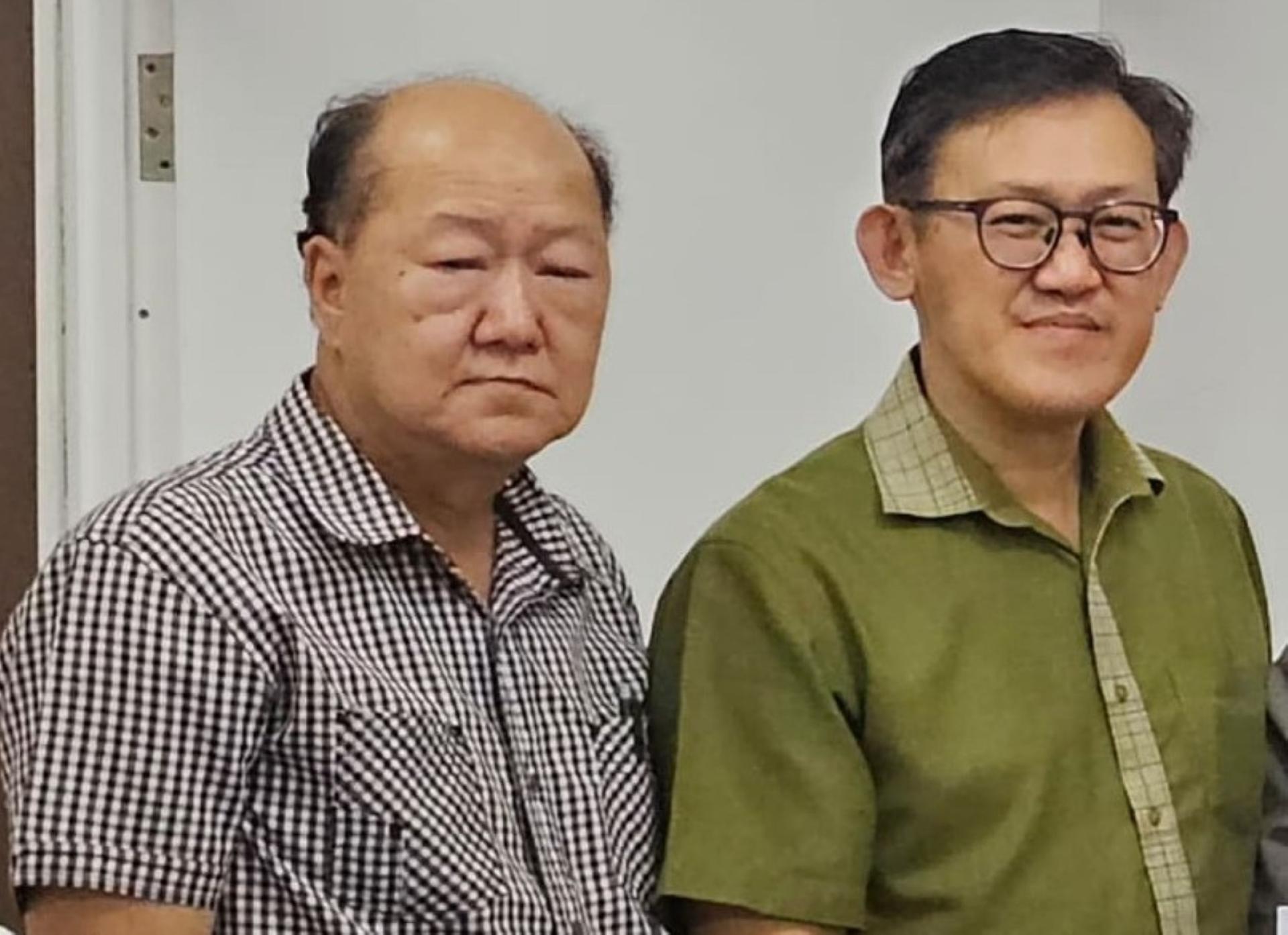 砂同心善堂主席黄国远（左）邀薛华东当该善堂平安灯亮灯仪式主宾。