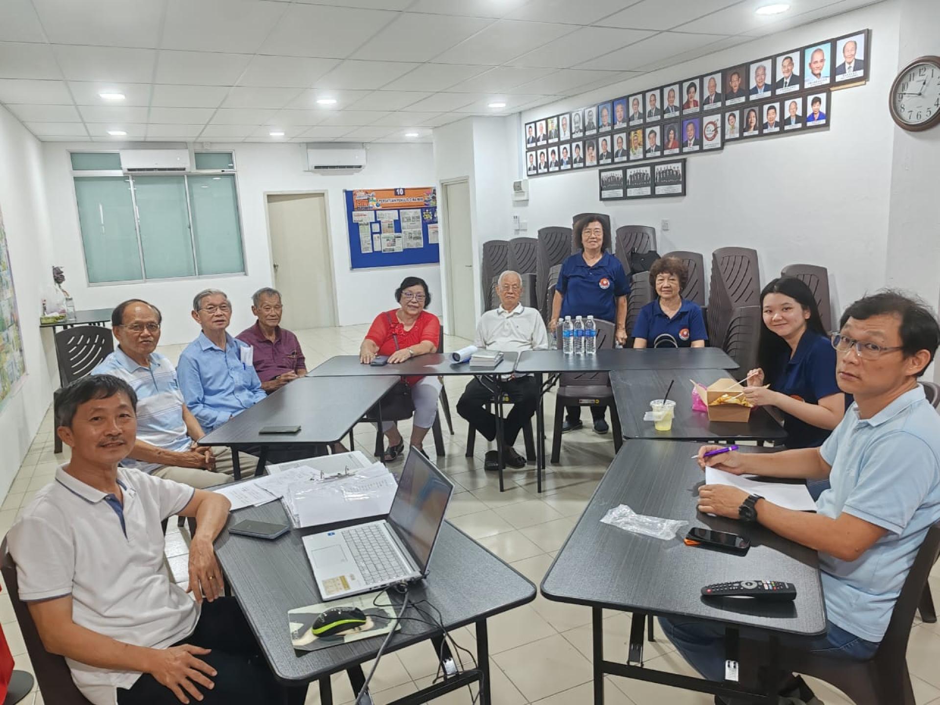 世华大会筹备会议。左1为主席许敬平、右1为秘书陈麒。