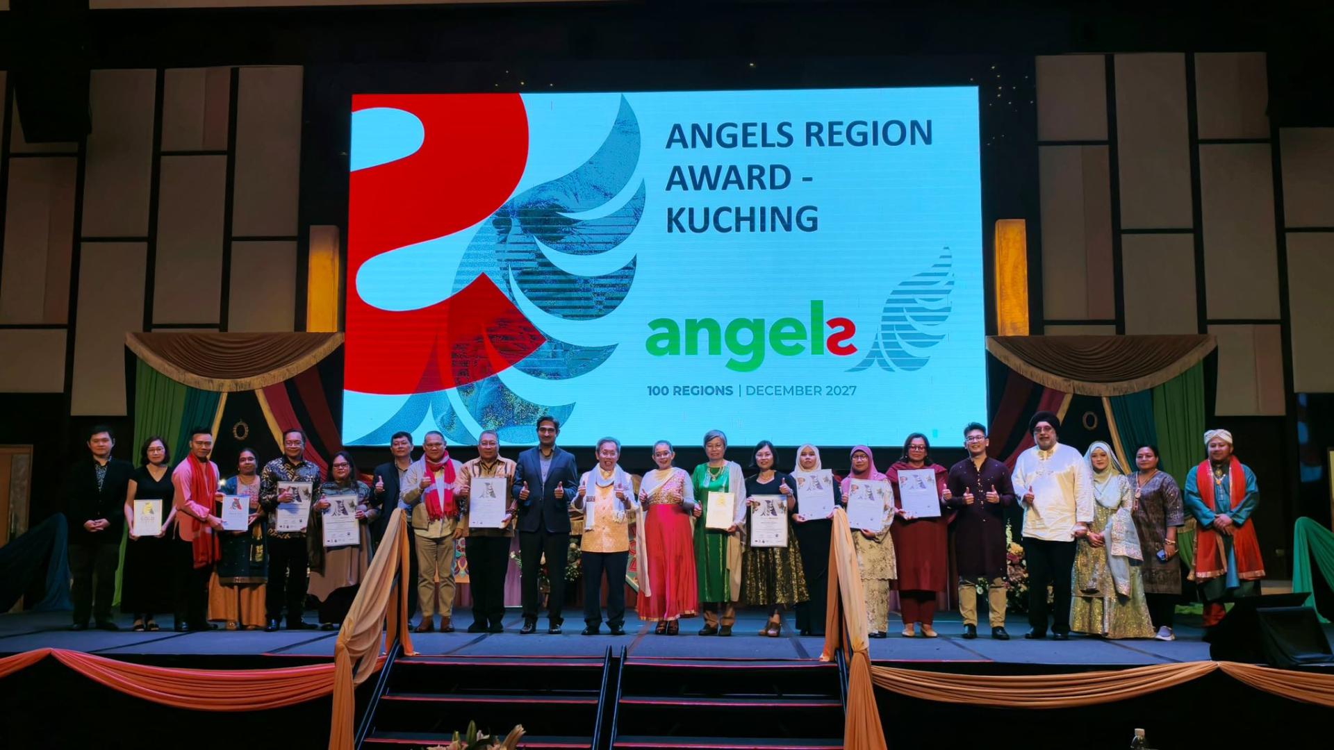 南市市长拿督黄鸿圣（左9）领取天使区域奖后，与其他在场得奖者和主宾副总理拿督阿玛沈桂贤（左11）合影留念。