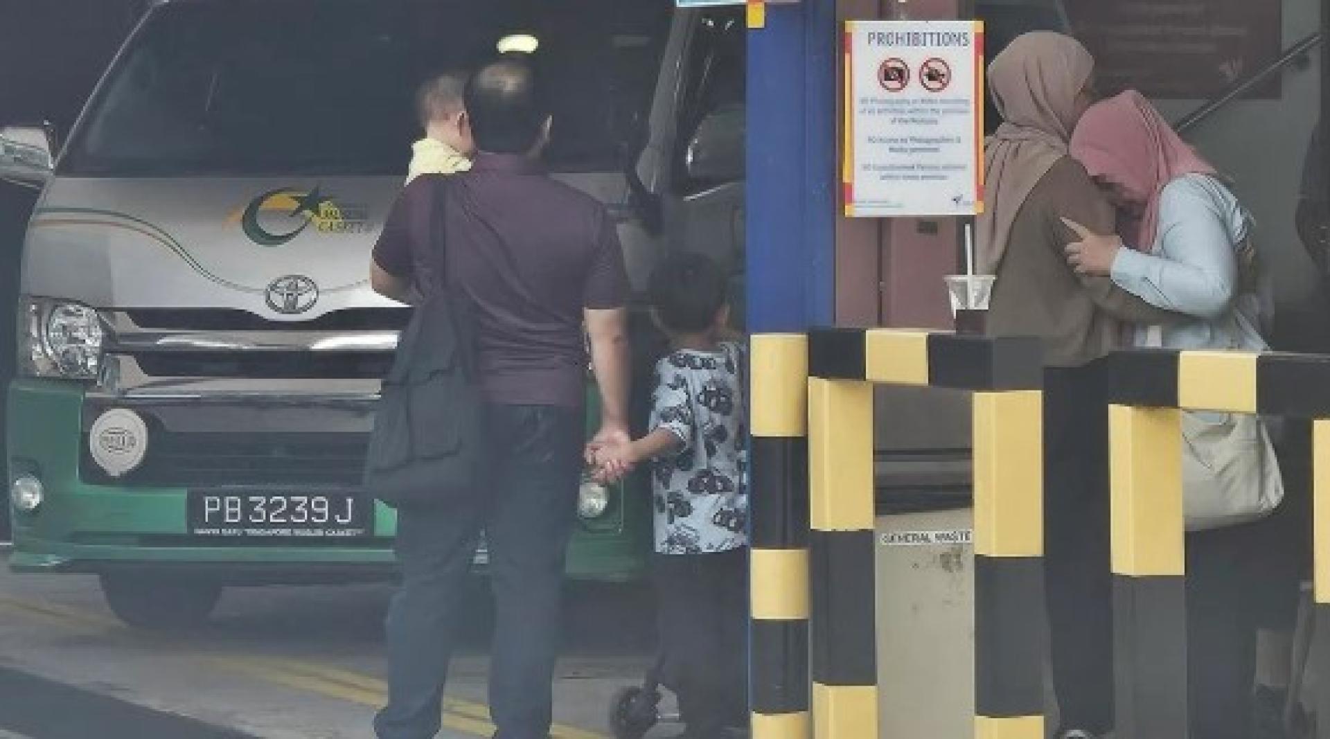 7日在殓尸房外，当女童遗体7日转移到车上时，年长女亲属不忍直视遗体，转过头靠在他人肩上痛哭。