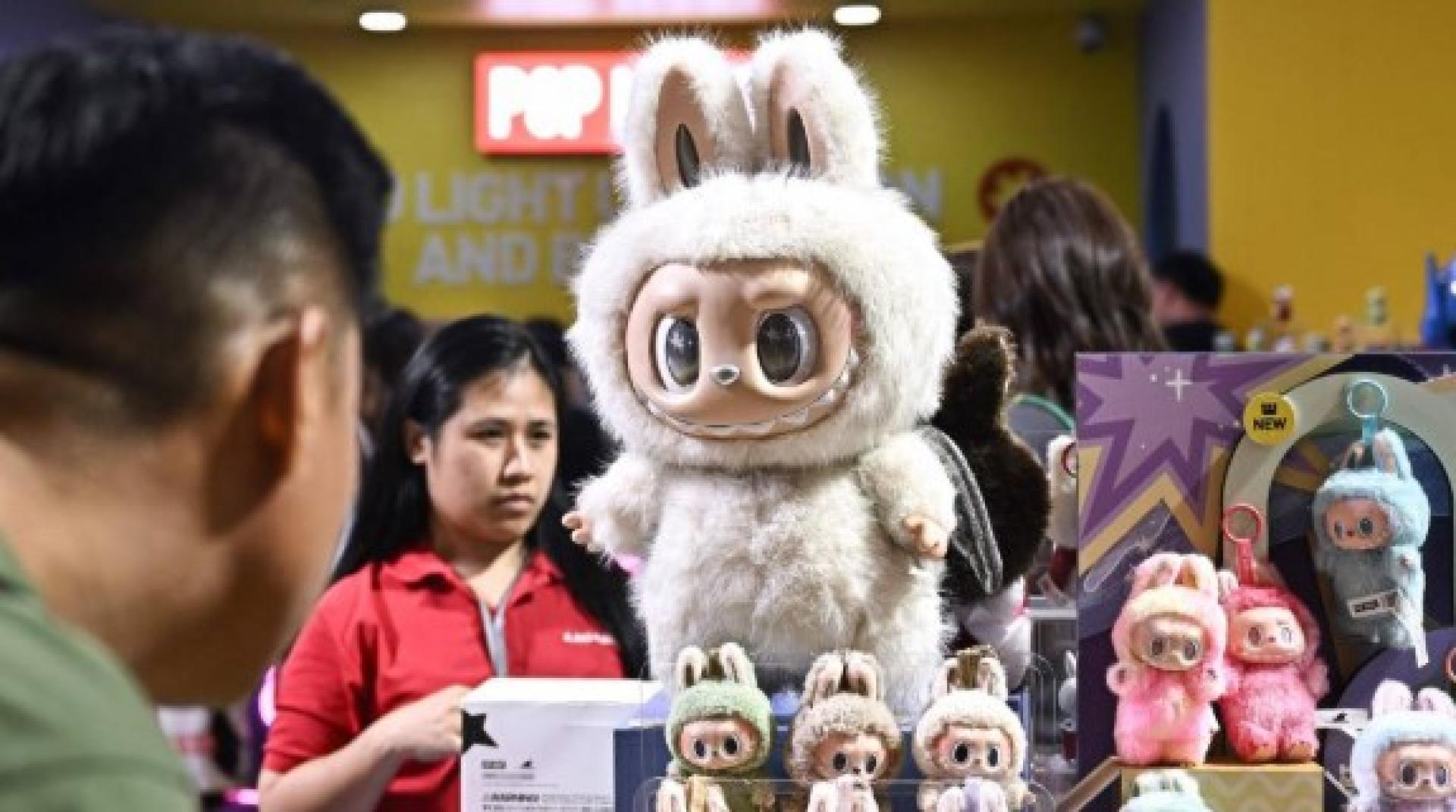 中国潮玩品牌泡泡玛特旗下代表玩偶Labubu去年卖超一亿只，泡泡玛特全球注册会员超一亿人。