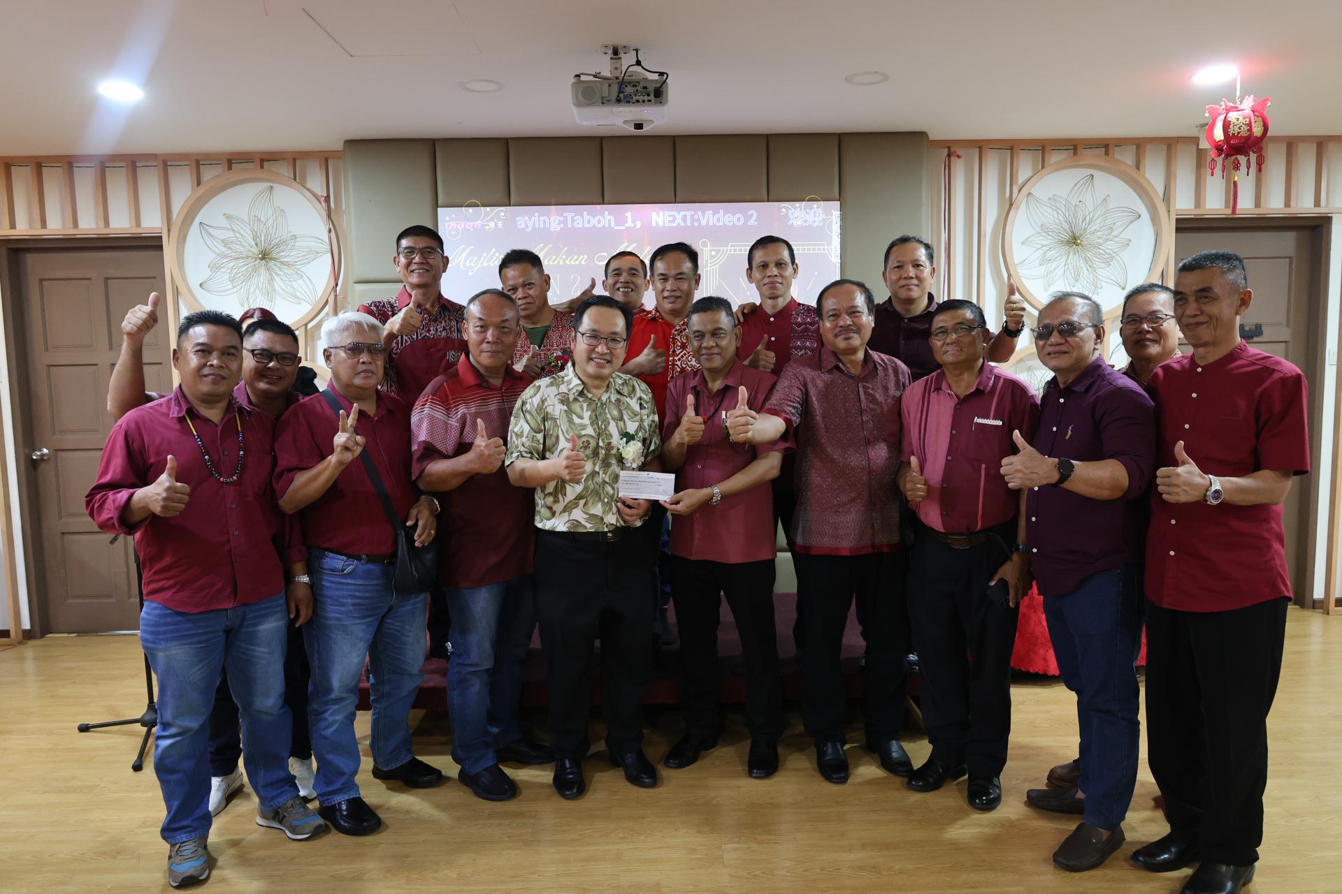 张健仁（前左4）在众理事的陪同下，移交拨款支票予St Bernadette Zone 2 Taman Samarindah协会主席法兰西伊召（前右5）。