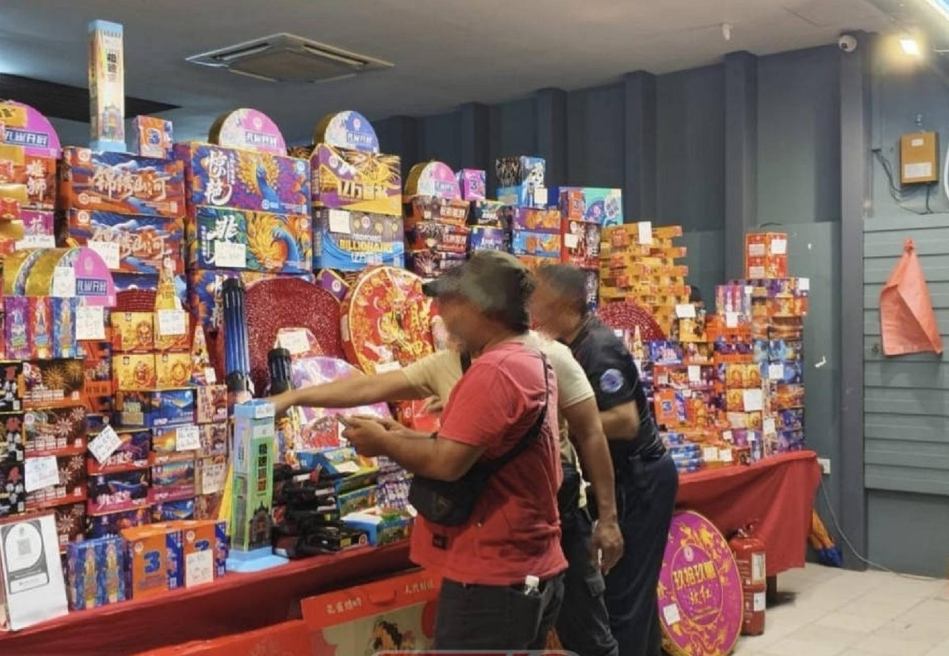 警方在清点所查获的各类烟花与爆竹。