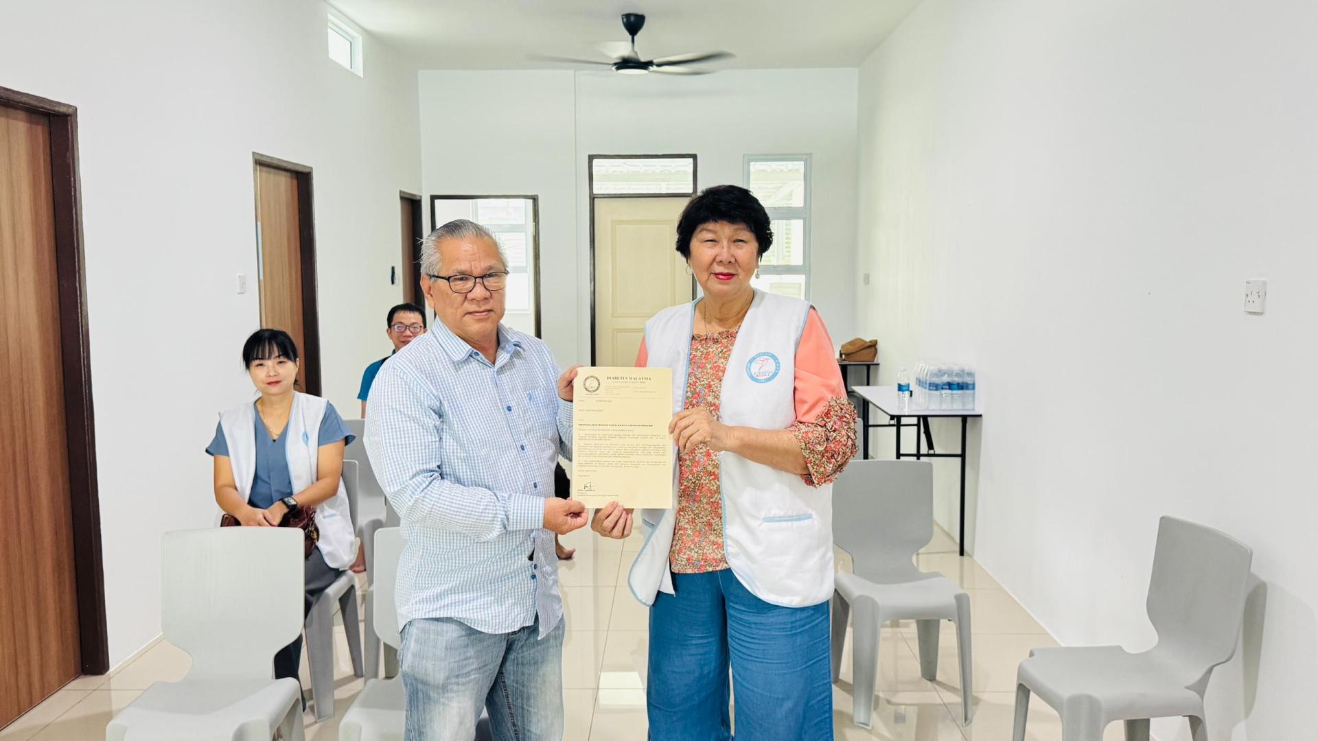 马来西亚糖尿病协会美里分会委任杨贵重为顾问，由主席陈超梅（右）颁发证书。