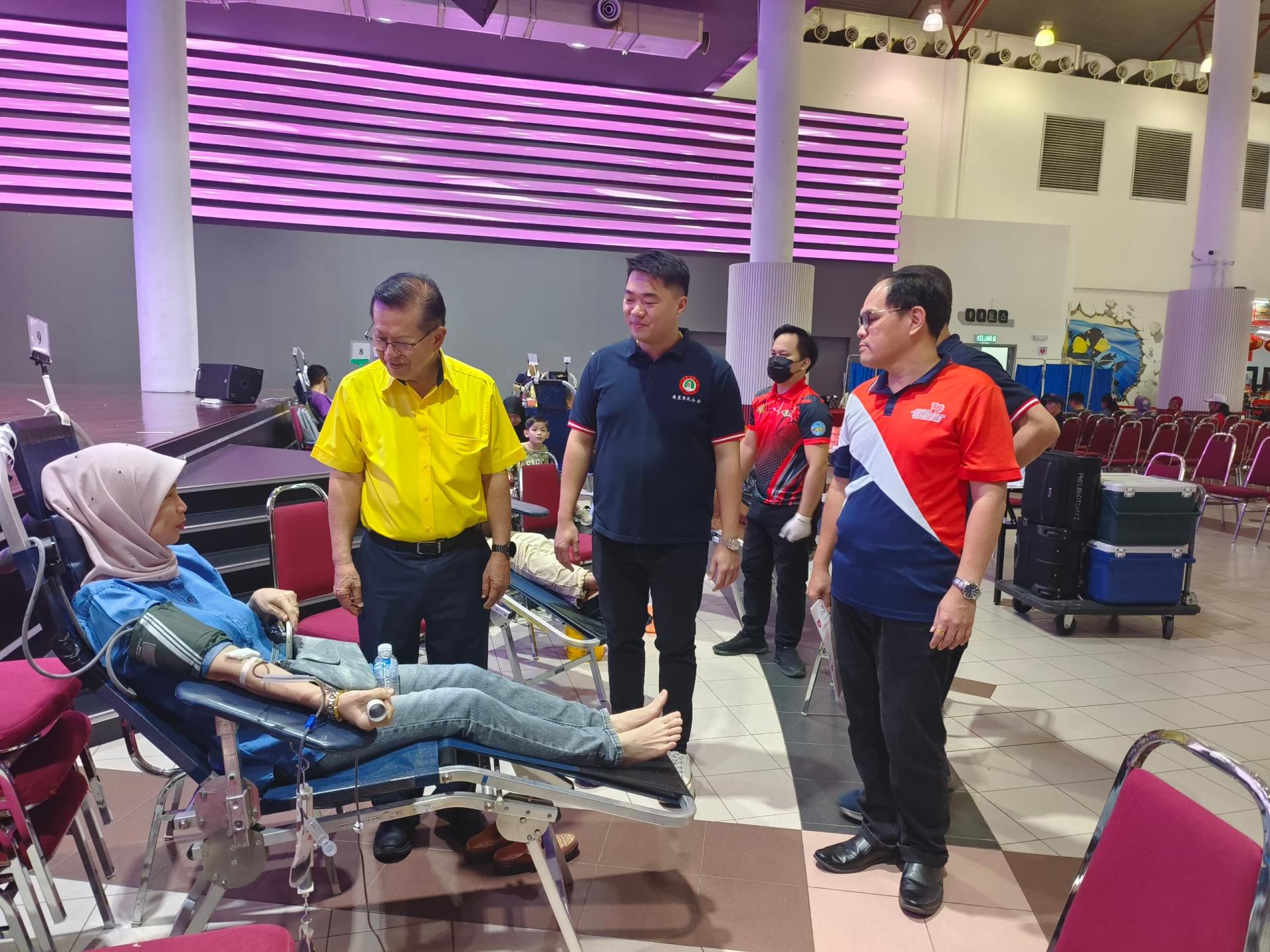 李景胜（右3）与一名熱心捐血者交談，右起楊万勇及李俊達。