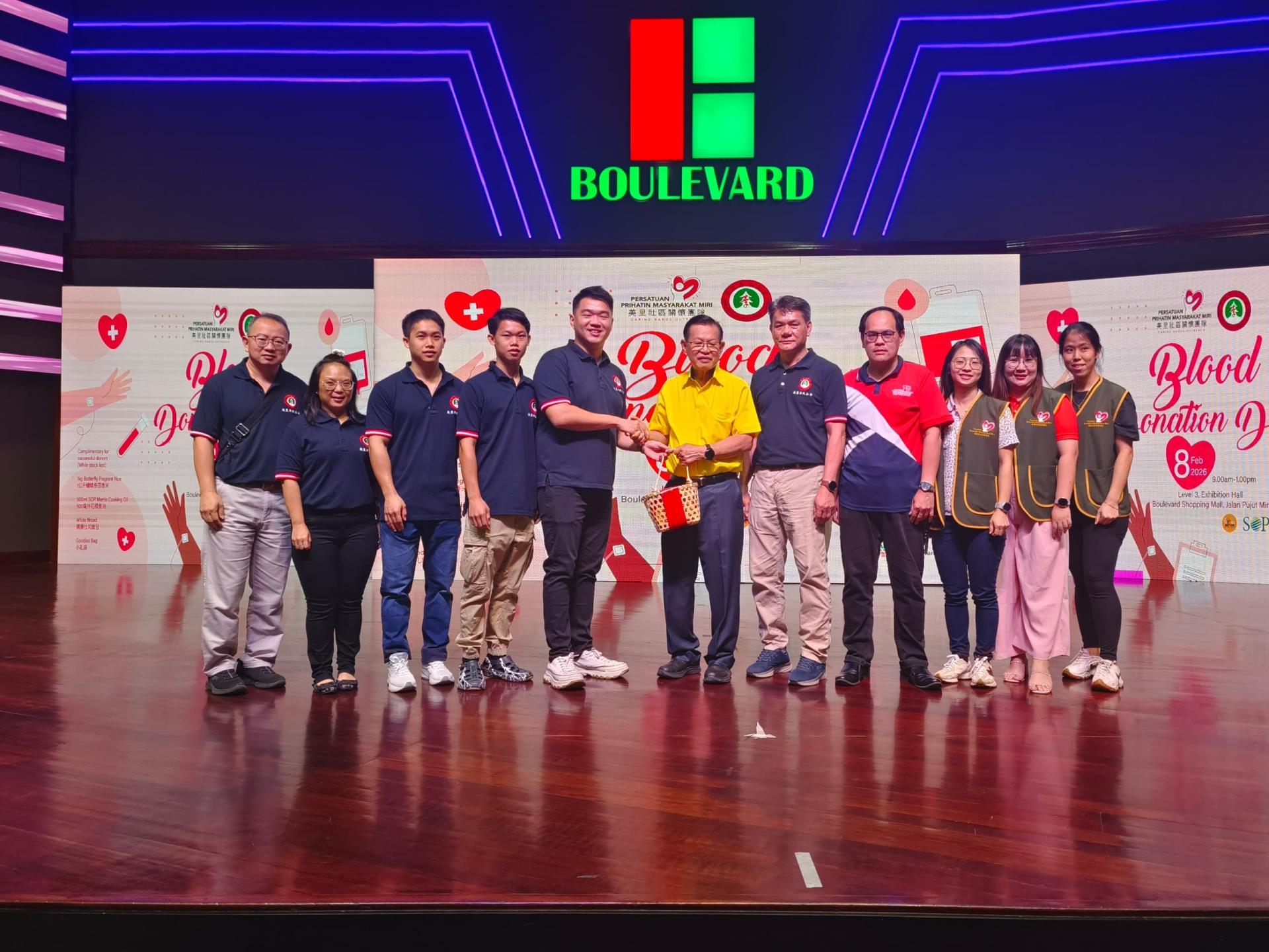 美里李氏公会青年团团长兼联合筹备会主席李俊达（左5）移交紀念品予砂交通部长拿督斯里李景胜。