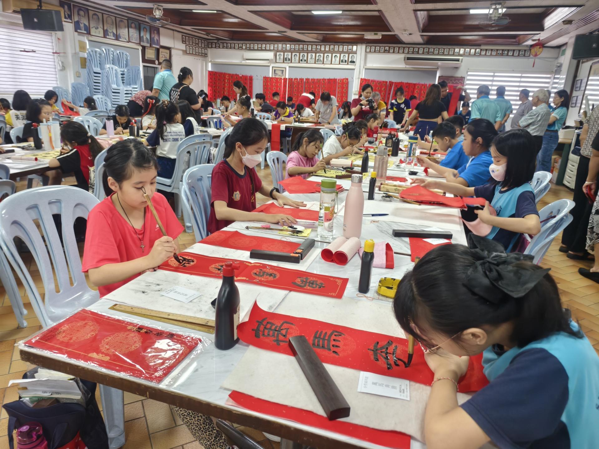 美里河婆同乡会挥春赛，赛事洋溢浓厚的新春与传统文化气息。