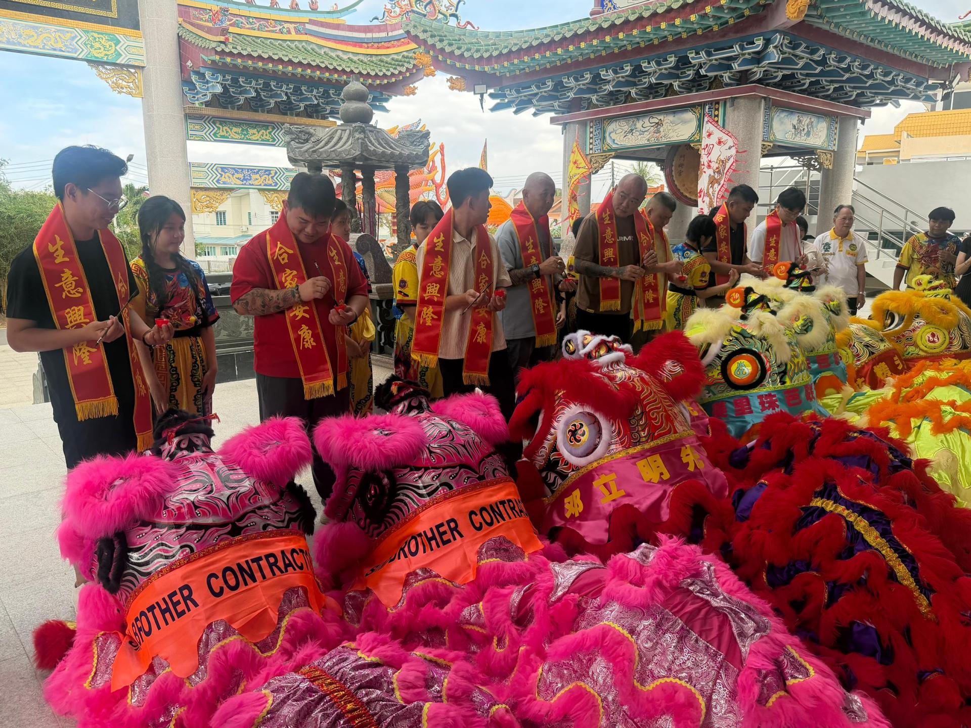 众嘉宾为新南狮进行点睛仪式。