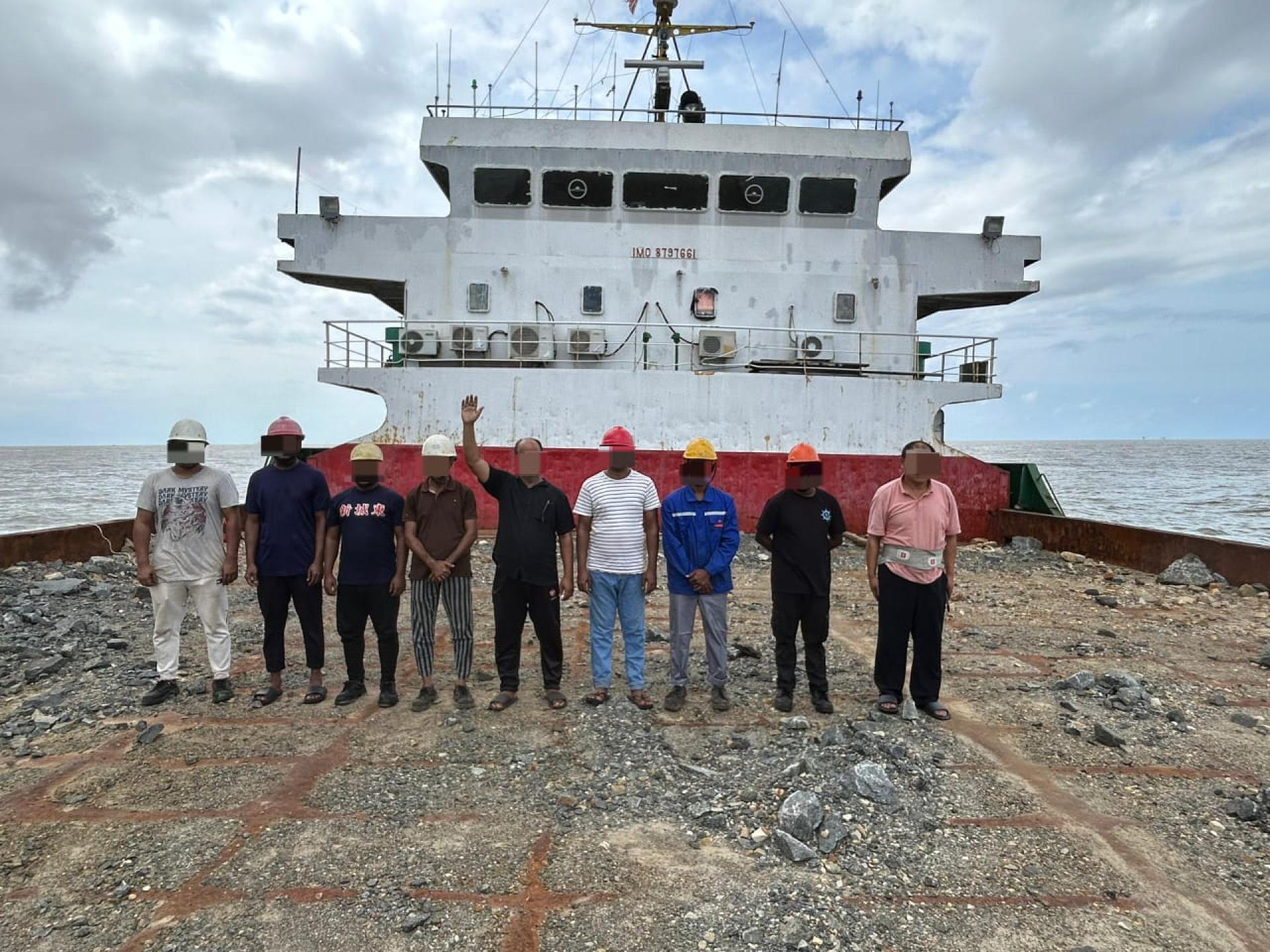 船上共有9名船员，包括8名孟加拉籍及1名中国籍人士被押往美里海域指定锚地，协助进一步调查。