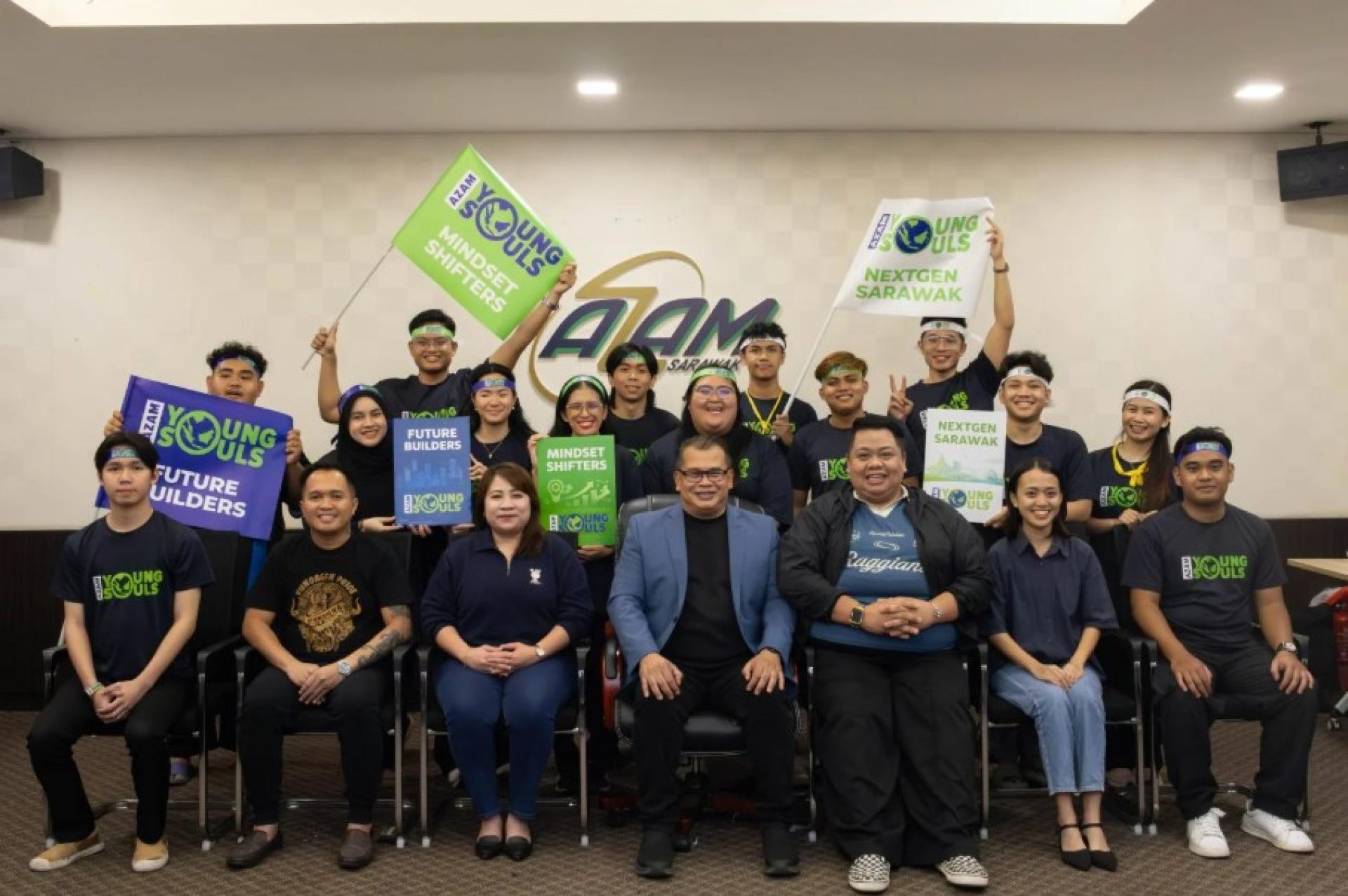 砂拉越AZAM副主席兼2026年AYS能力建设计划导师阿里夫伊尔瓦尼（中），与管理团队、2024–2026年度AYS理事会成员及新加入成员合影。