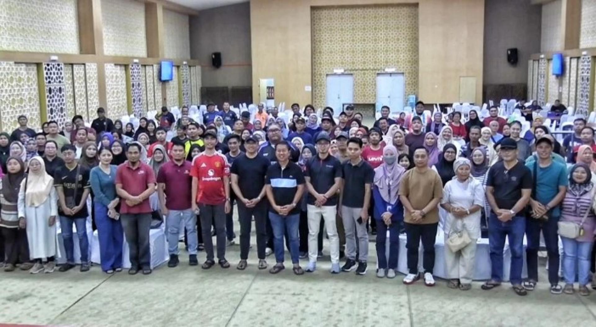 昨日于诗巫LAKIS 大礼堂举办的2026年斋戒月市集摊位抽签及商户说明会上，众人合影。