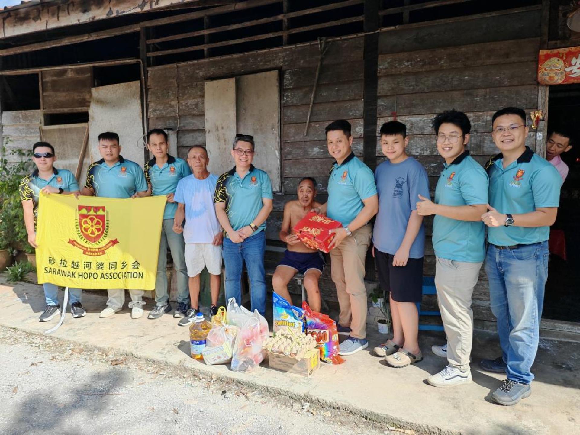 左起邓凯豪，杨俊升，刘佑辉，谢水清，刘儱语市议员。右起杨敏资，李佳俊，右4筹委会主席张裕銧。