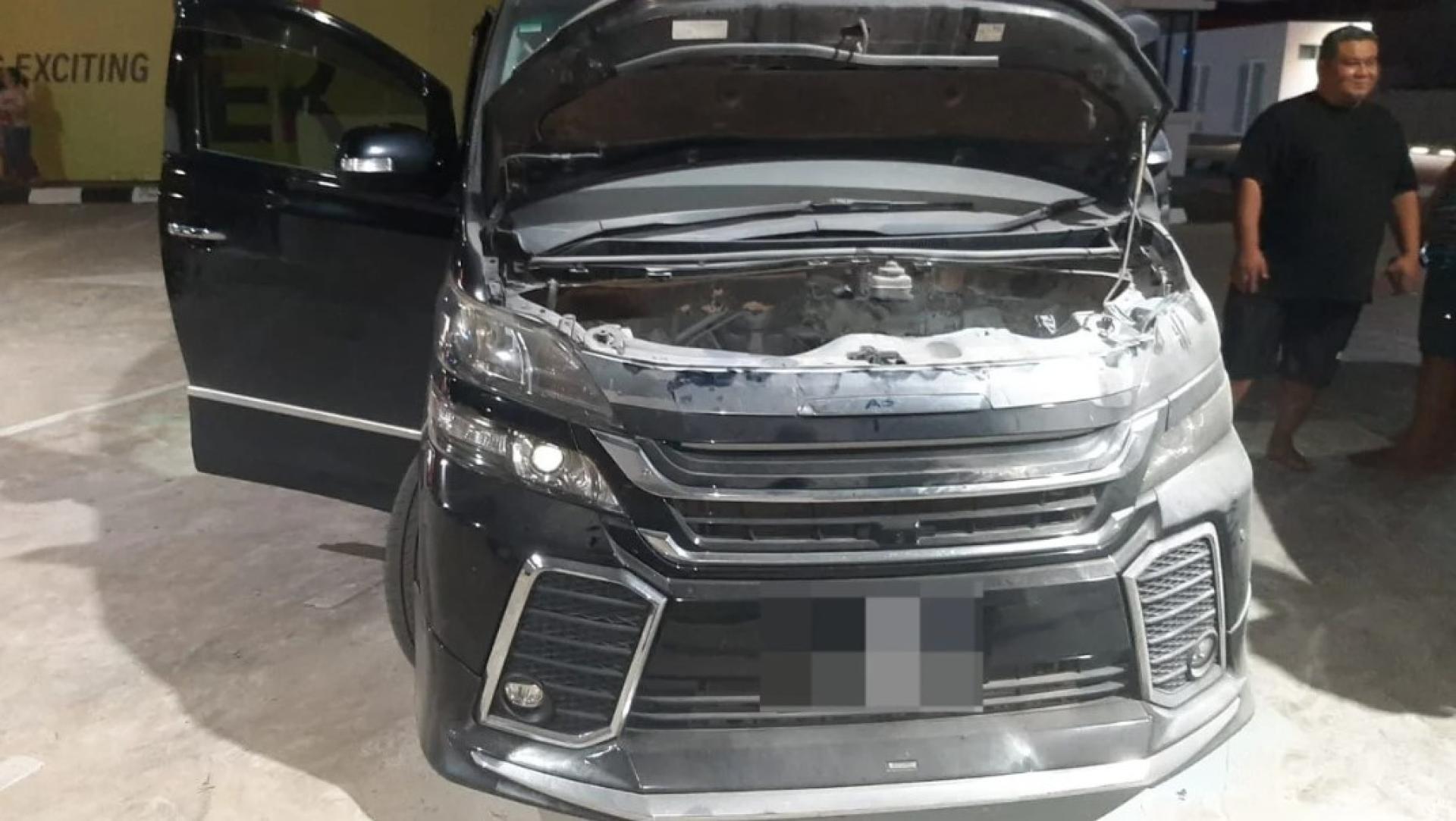 石角附近起火的丰田阿尔法汽车。