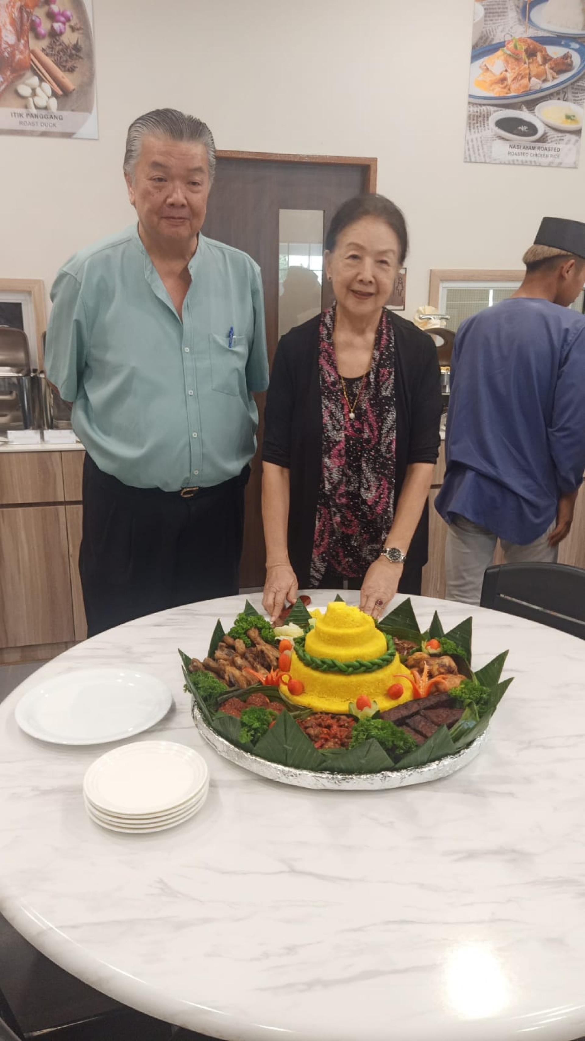 Pondok Sari Wangi餐厅董事经理何开宏与母亲Pondok Sari Wangi餐厅创办人何郭美莲进行行切姜黄饭祈福仪式上合影