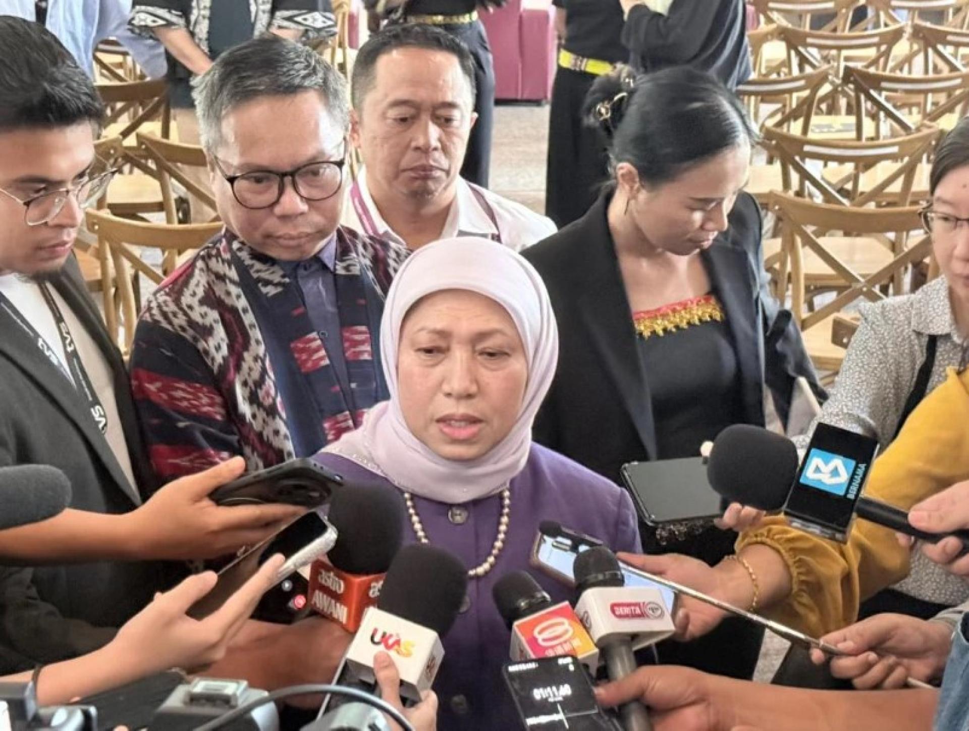 拿督斯里南茜舒克里在古晋旧法院出席“Dayung Warisan：Dayung Young Heritage Leaders Programme”闭幕及展览仪式后回答媒体提问。