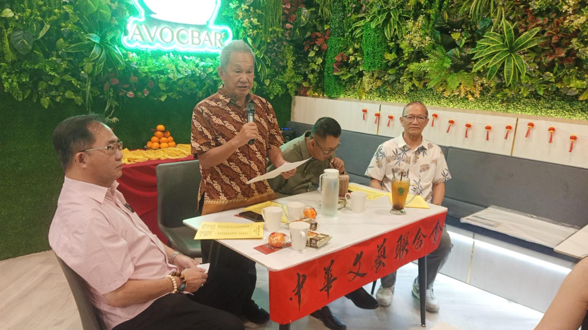 汶莱中华文艺联合会会长孙德安在会上致词，左起为选委会主任