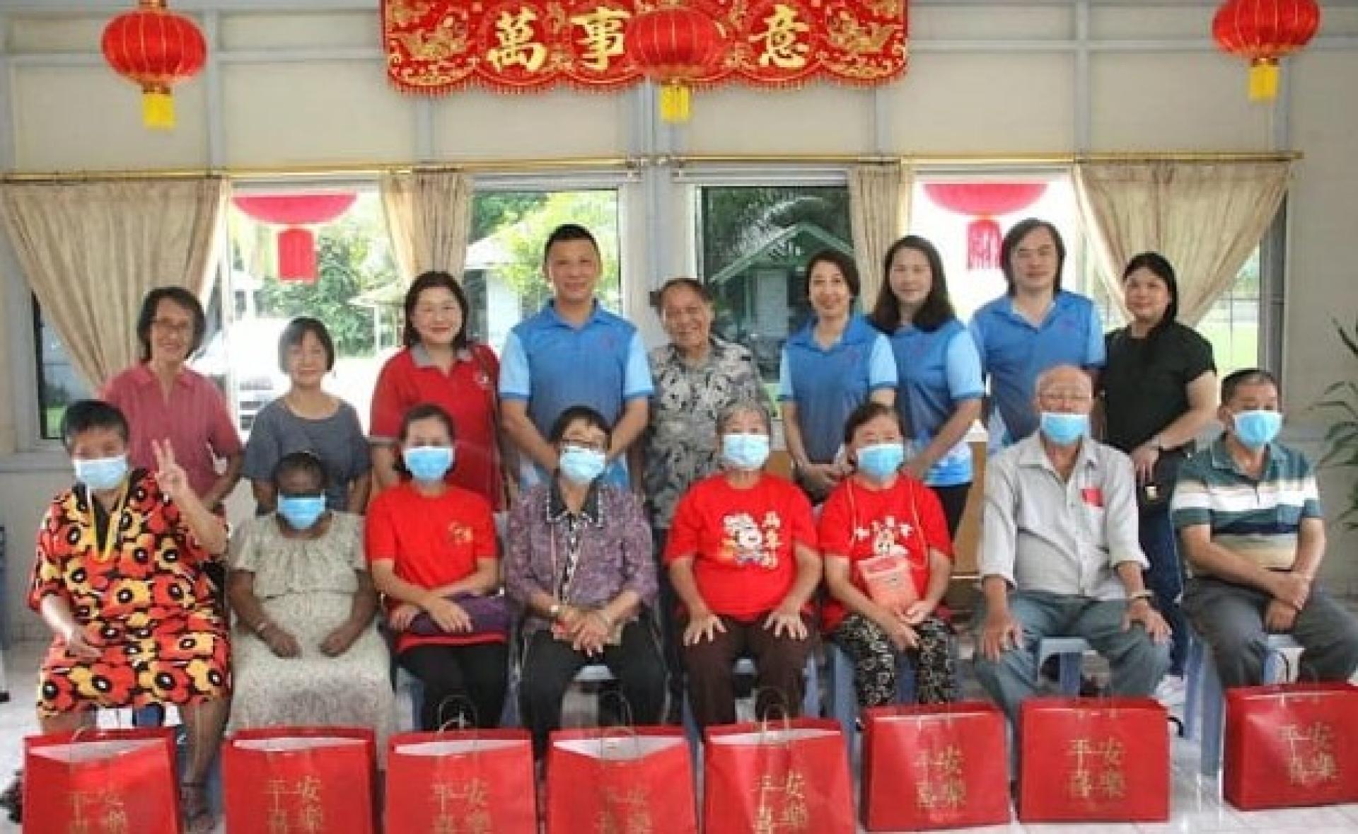 汶莱福建会馆青年团团长蔡信喆及执委与里亚老人福利中心老人合影