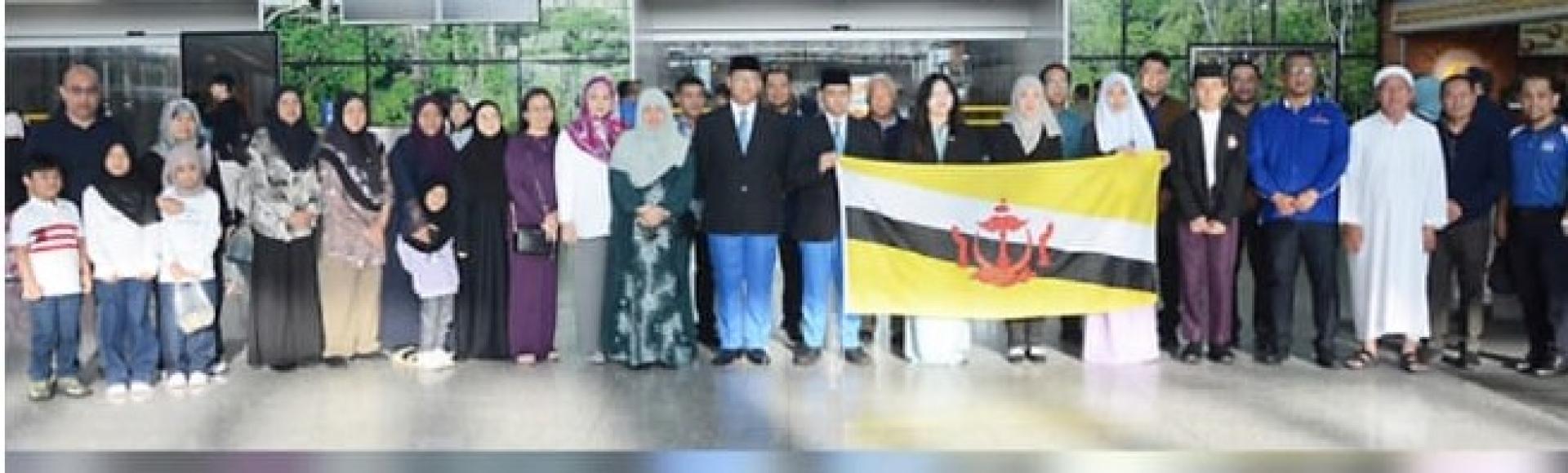 教育部STEP中心主任梅图辛与赛学生及家属在机场合影