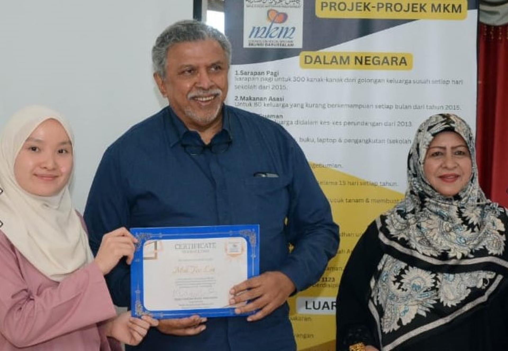 MKM主席莫哈末尤索发奖助学金予受惠学生