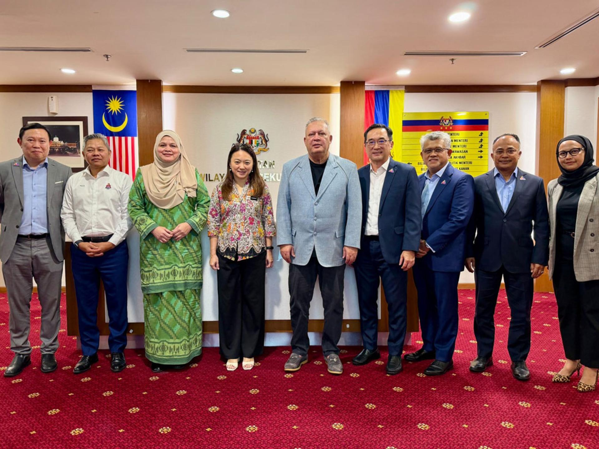 莫哈末沙林（右5起）拜会杨巧双。