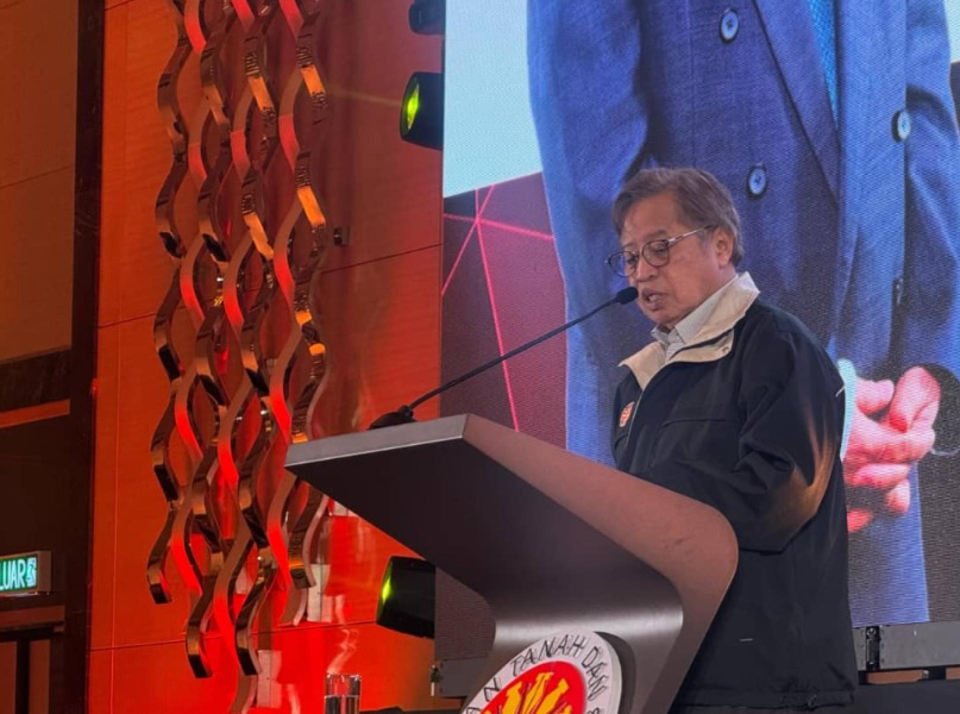 砂拉越总理拿督巴丁宜丹斯里阿邦佐哈里周一在民都鲁帝国酒店，为2025年土地与测绘峰会主持开幕并致词。