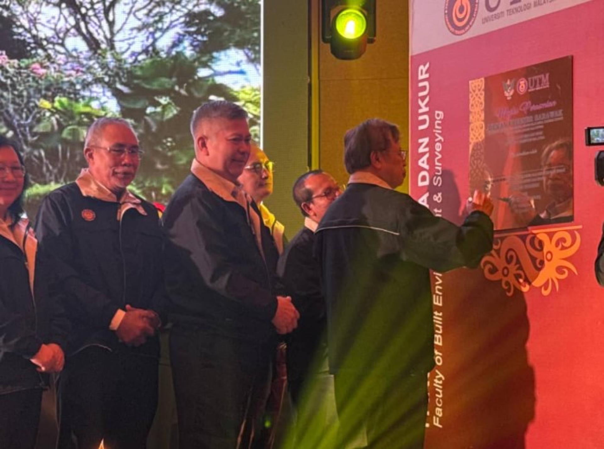 砂拉越总理拿督巴丁宜丹斯里阿邦佐哈里于周一在民都鲁，为2026年土地与测绘峰会主持开幕时，签署砂拉越总理大礼堂虚拟推介牌匾。