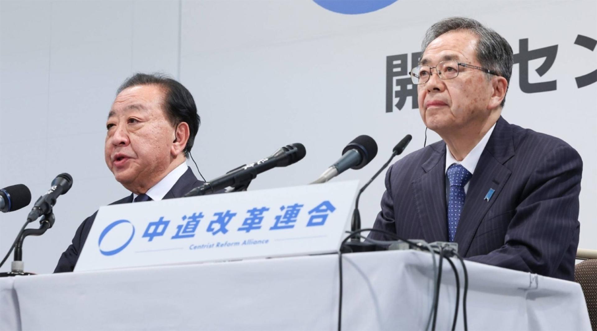 野田佳彦（左）和齐藤铁夫一同会见媒体。