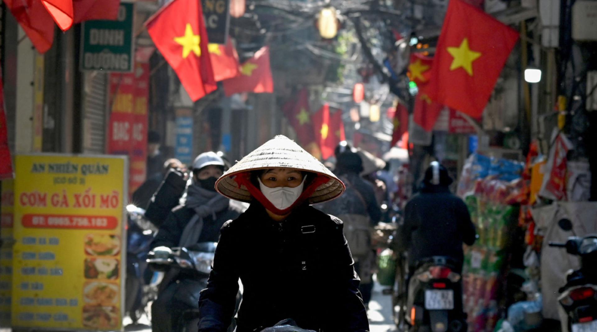 越方指韩官员的言论严重伤害越南人民的女性尊严。图为在河内街道行驶的流动小贩。