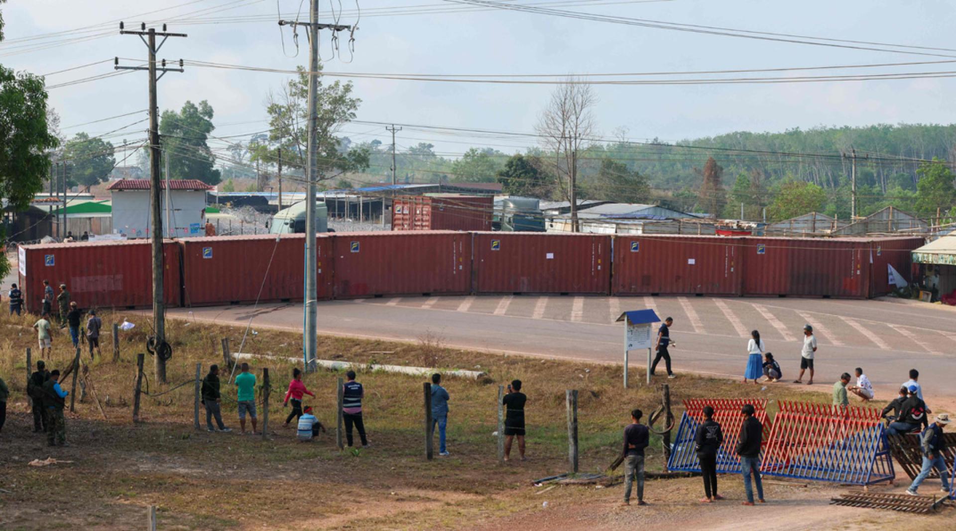 泰军在菩萨省一个地点放置了许多集装箱。