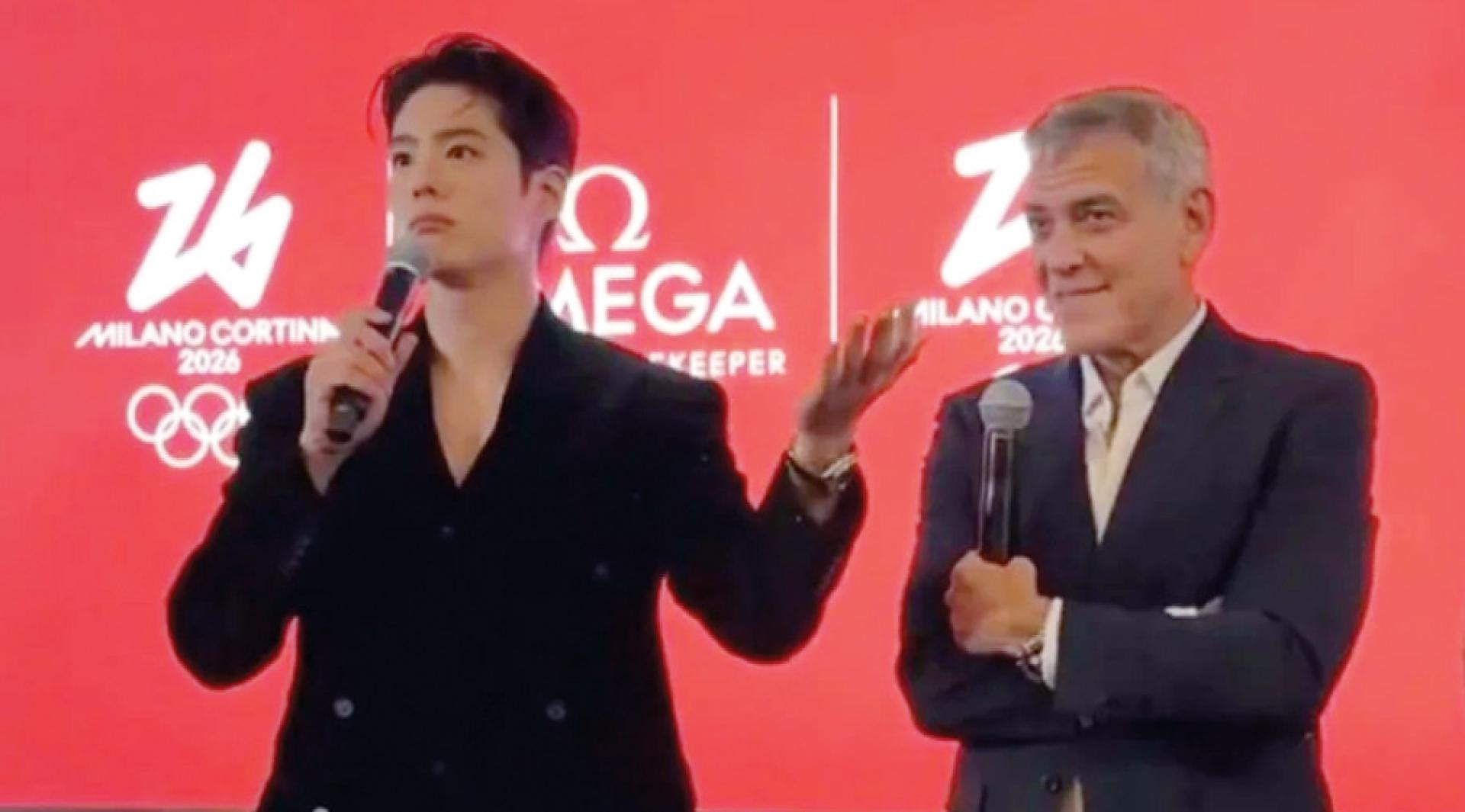 朴宝剑（左）和佐治古尼世纪同框。