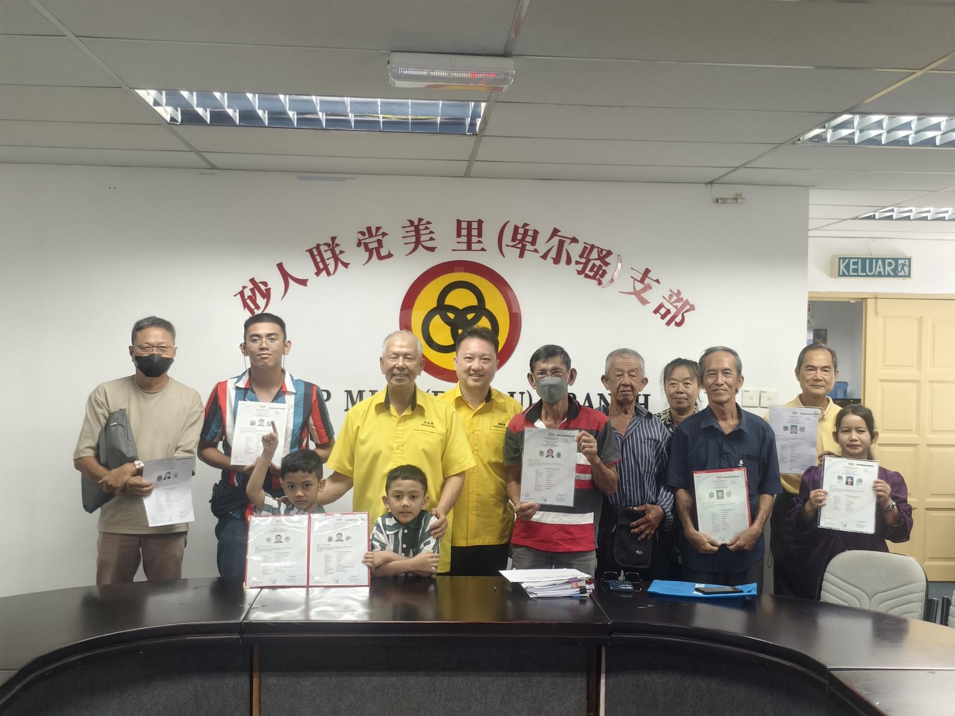 左3起为砂人联党卑尔骚支部主席拿督陈超耀、卑尔骚支部秘书谢家樑，与9名成功获批公民权的申请者合影。
