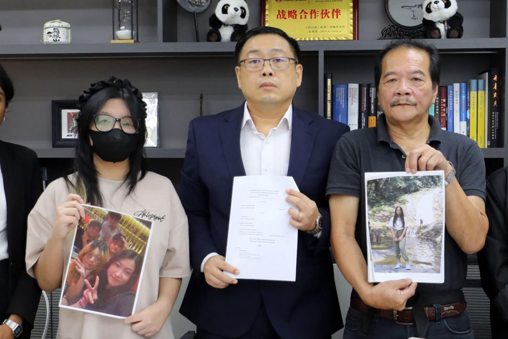 刘心宁（左起）、吴健南及刘建华展示她受伤前的照片及报案书，促请警方积极查案。