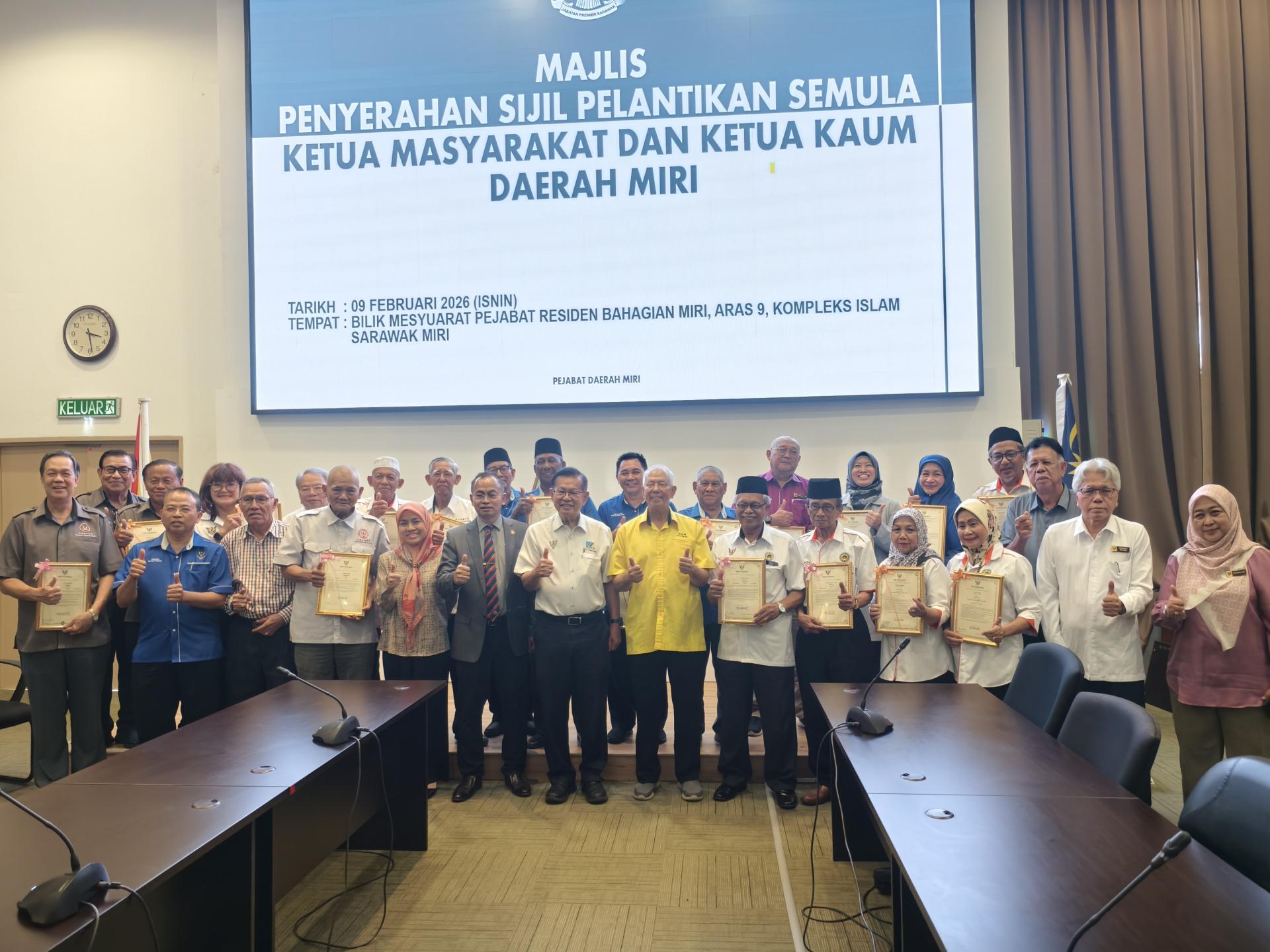 美里省社区领袖及族群领袖续任委任证书颁发仪式合影。前排左5起为美里县长茜蒂罗哈妮、美里省长卡隆鲁安、砂拉越交通部长兼史纳汀区州议员拿督斯里李景胜，以及砂拉越旅游副部长兼卑尔骚州议员拿督陈超耀。