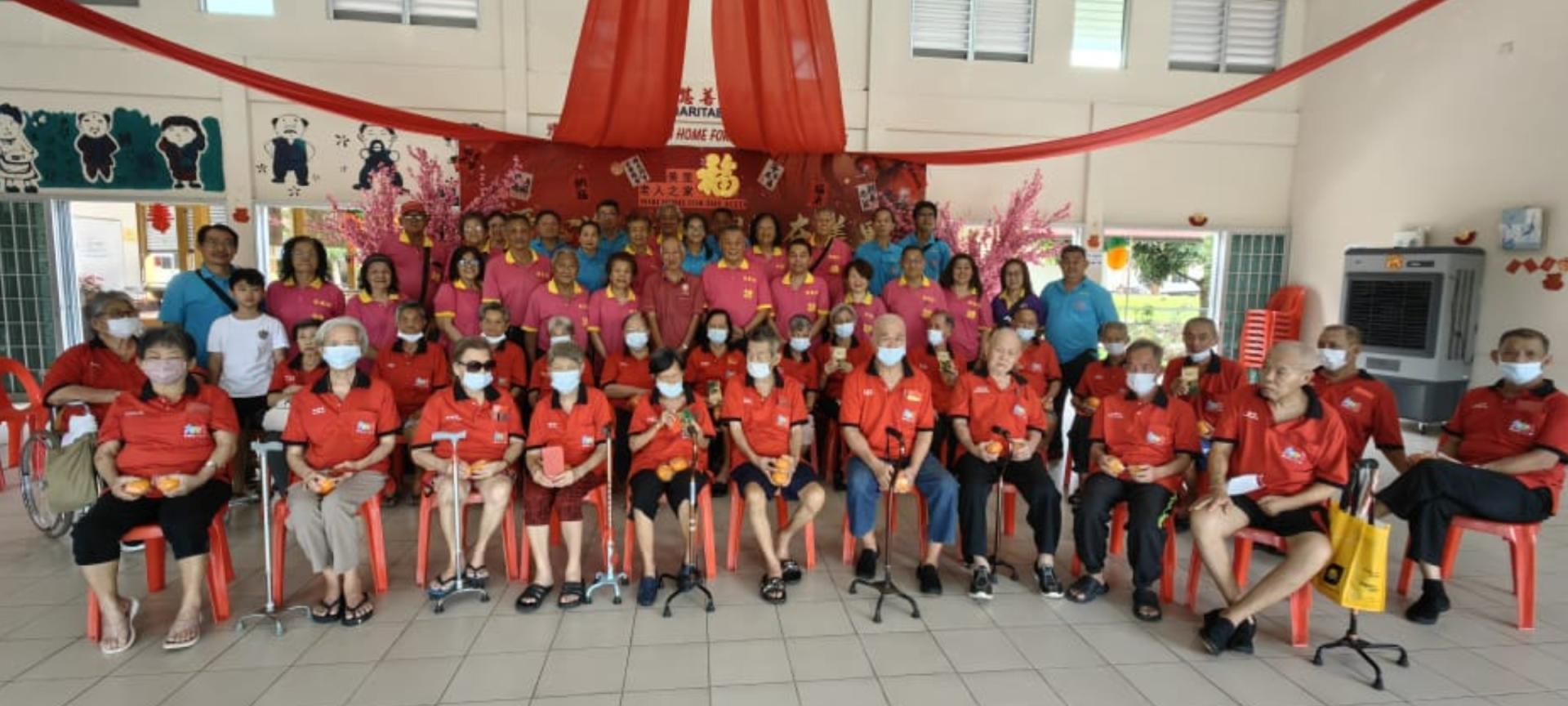 美里德教会紫星阁新春拜访老人之家后，与董事、妇女组、青年团成员及长者合影。站者前排右7为该阁阁长许为隆。