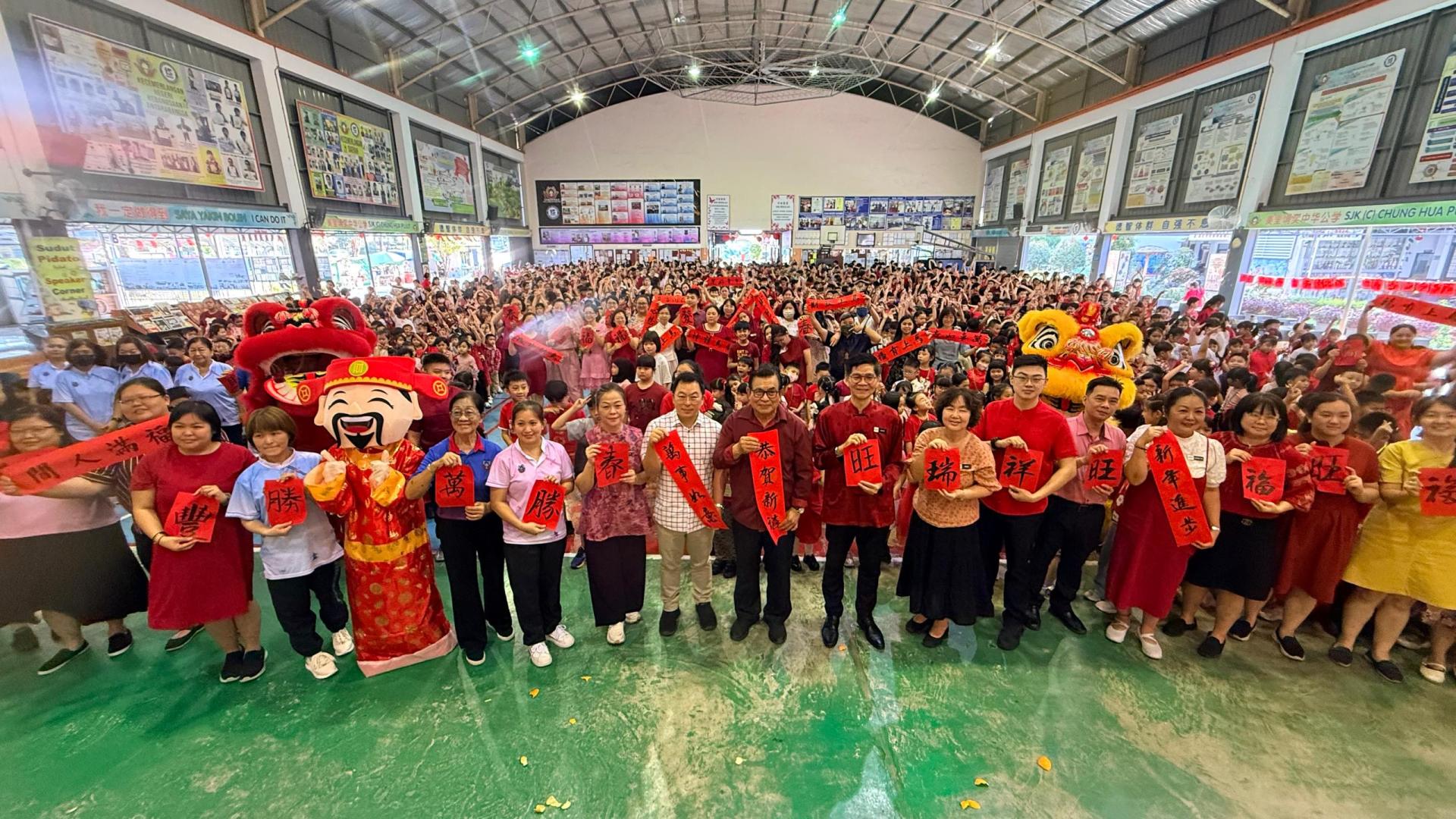 埔奕中华公学今早在学校举行马年新春特别周会。右8起为校长朱光武，董事长本固鲁蔡刚明与家长支援主任李天送。