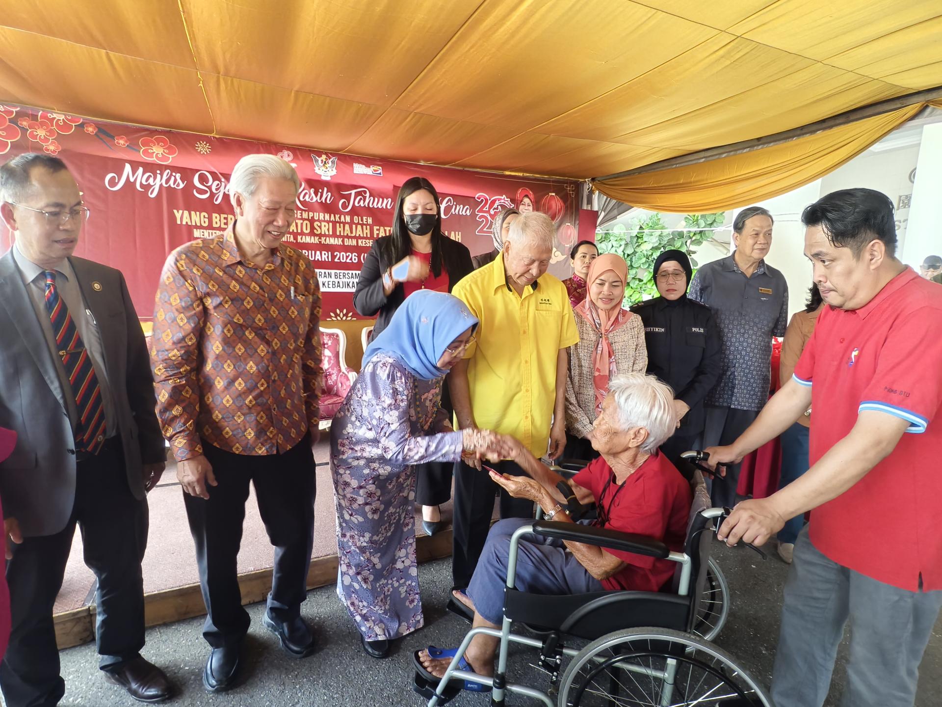 拿督罗茜尤努斯向华裔受惠群体发放援助金与生活礼包，协助减轻经济负担，并为弱势家庭送上新春关怀与祝福。左4起为美里省长卡隆鲁安、贝园酒店董事经理贝清湛、砂旅游副部长拿督陈超耀，以及美里县长茜蒂罗哈妮。