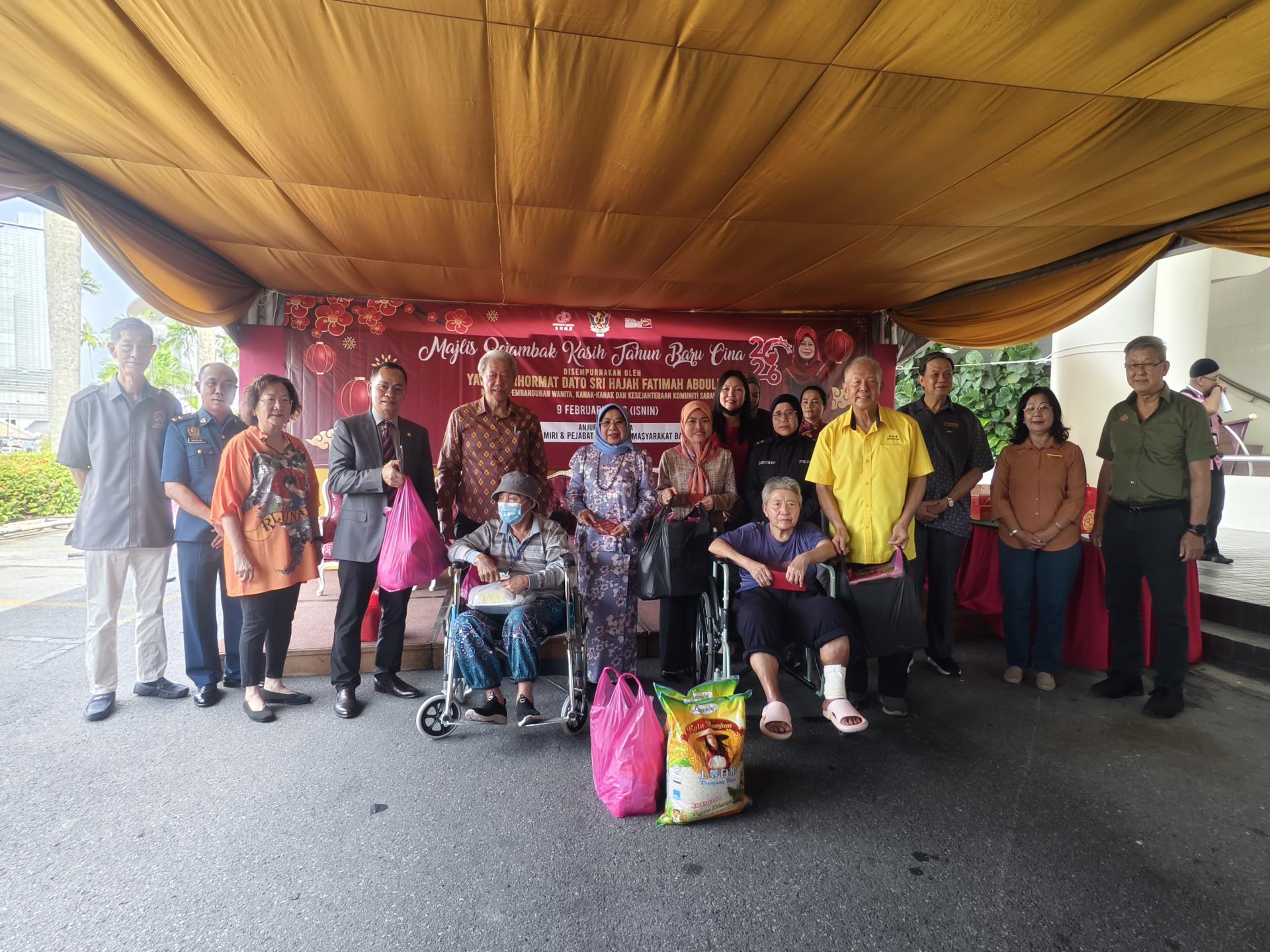 嘉宾移交新春援助金与生活必需品礼包予受惠者。左4起为美里省长卡隆鲁安、贝园酒店董事经理贝清湛、砂妇女和儿童发展部副部长拿督罗茜尤努斯、美里县长茜蒂罗哈妮，以及砂旅游副部长拿督陈超耀（右4）。