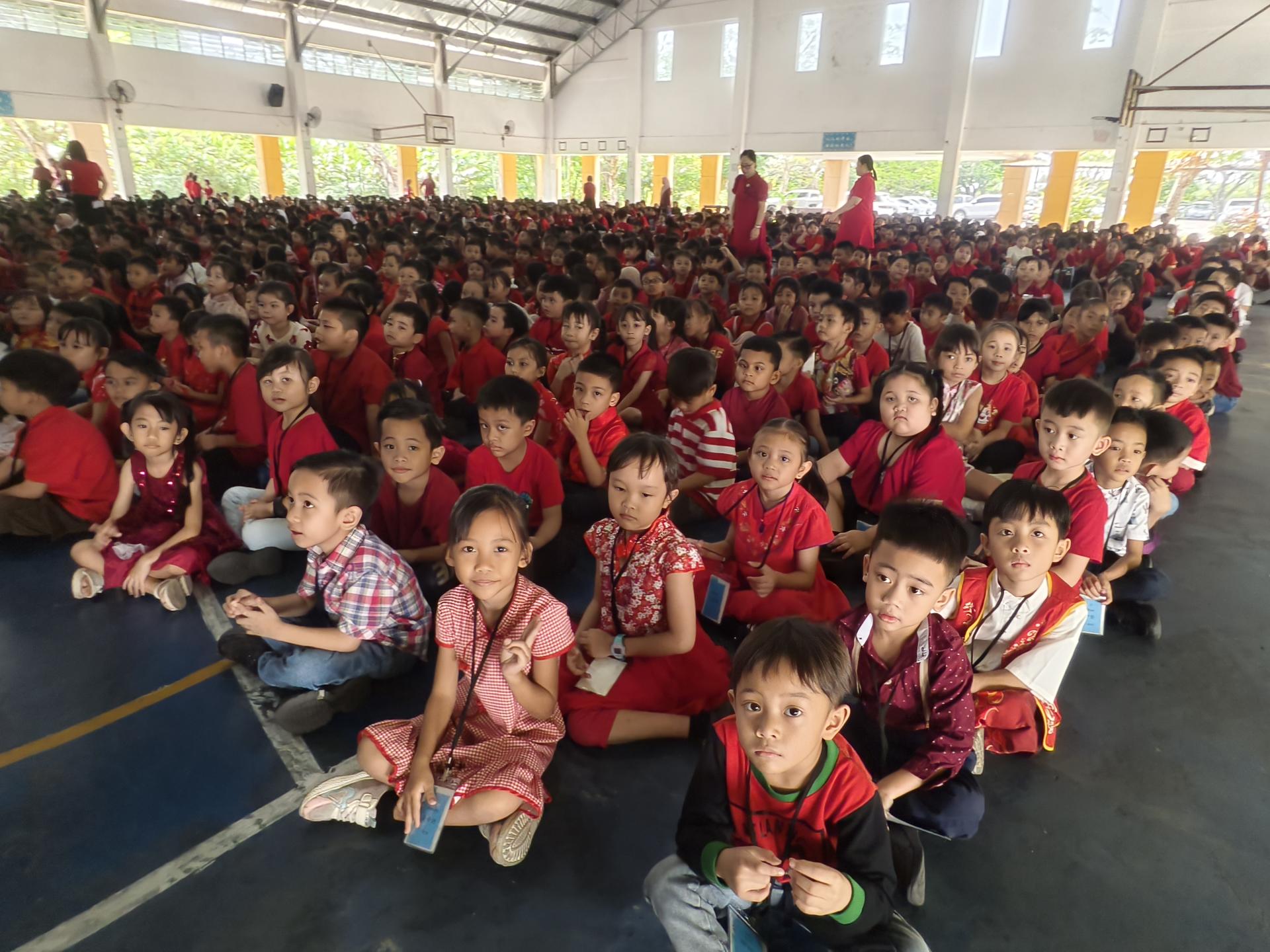 杜当中华公学师生穿红衣迎新春，现场洋溢浓厚佳节气氛。