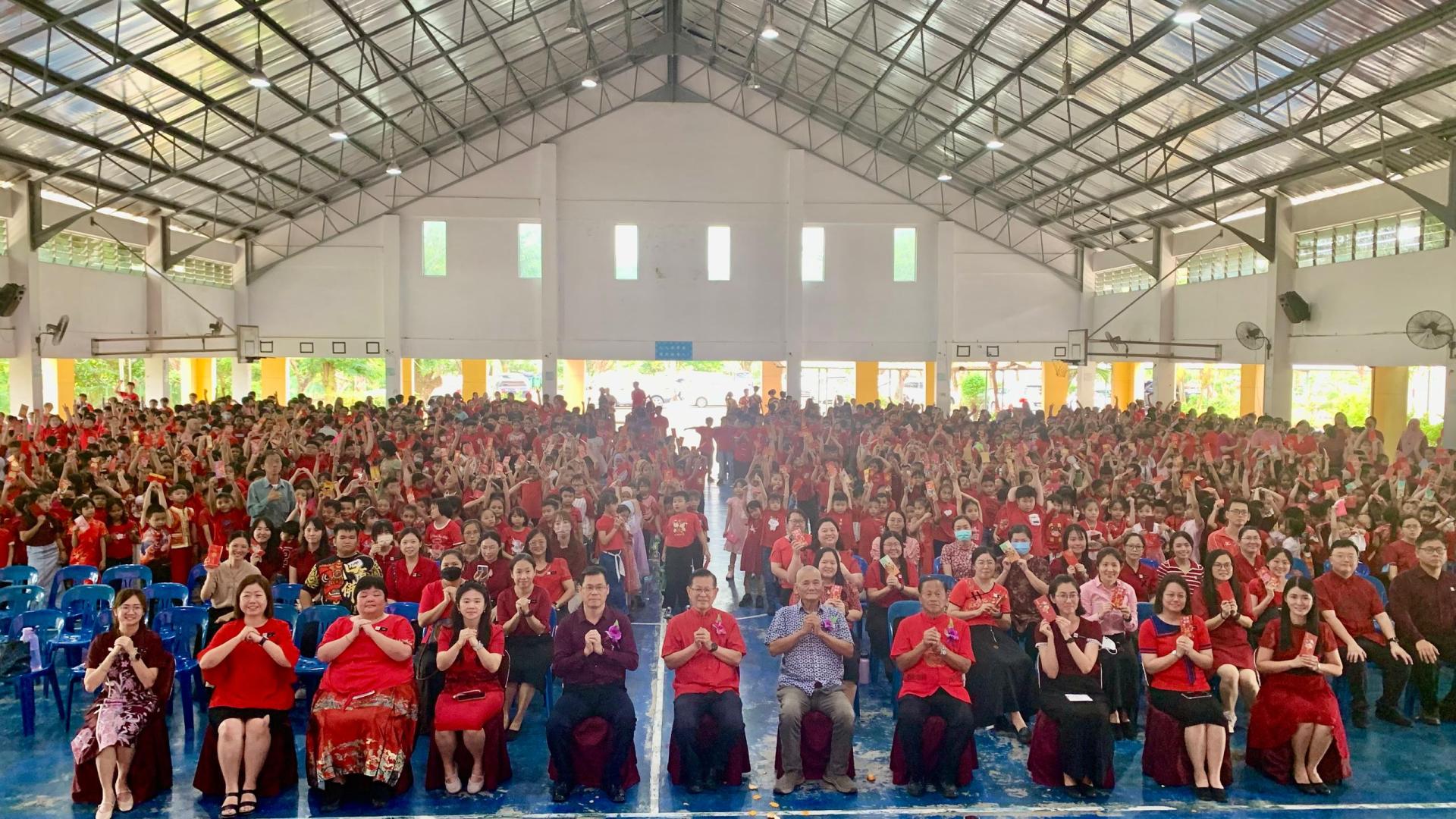 杜当中华公学《马跃新岁，春启华章》2026年农历丙午马年新春联欢会大合照。