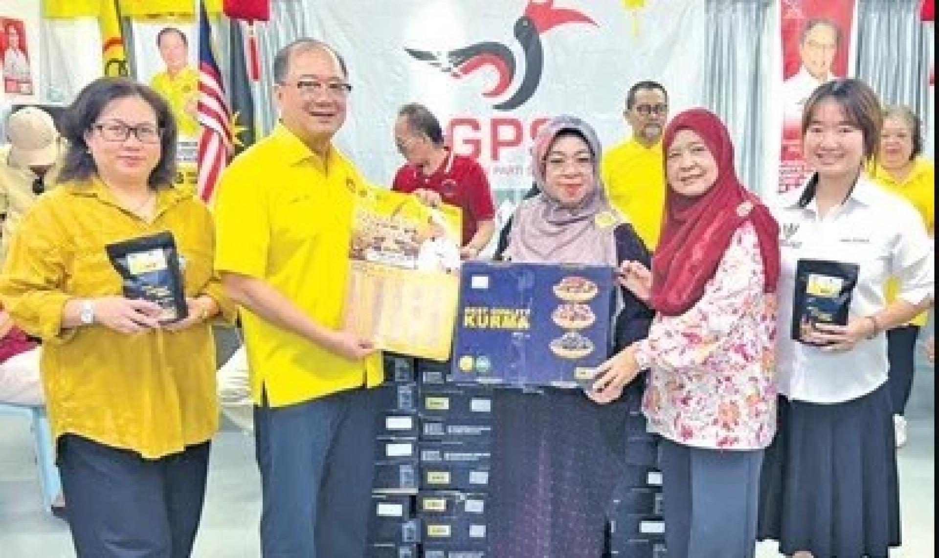 潘隆铭向丹绒峇都州选区内的JKKK代表派发椰枣及开斋、封斋时间表。