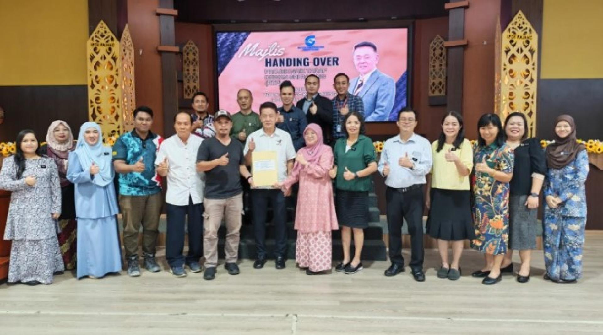 拿督陈冠勋昨日在巡视拉让师范学院礼堂提升工程完工后，与学院师生亲切交流。