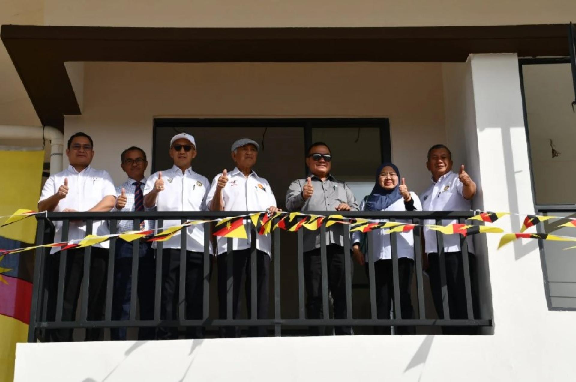 甲望区州议员拿督莫哈末芝卡迪尔（右，灰色服装）、HDC主席阿都雅谷布阿比（左，砂政府制服）及HDC首席执行官法迪汉巴利。