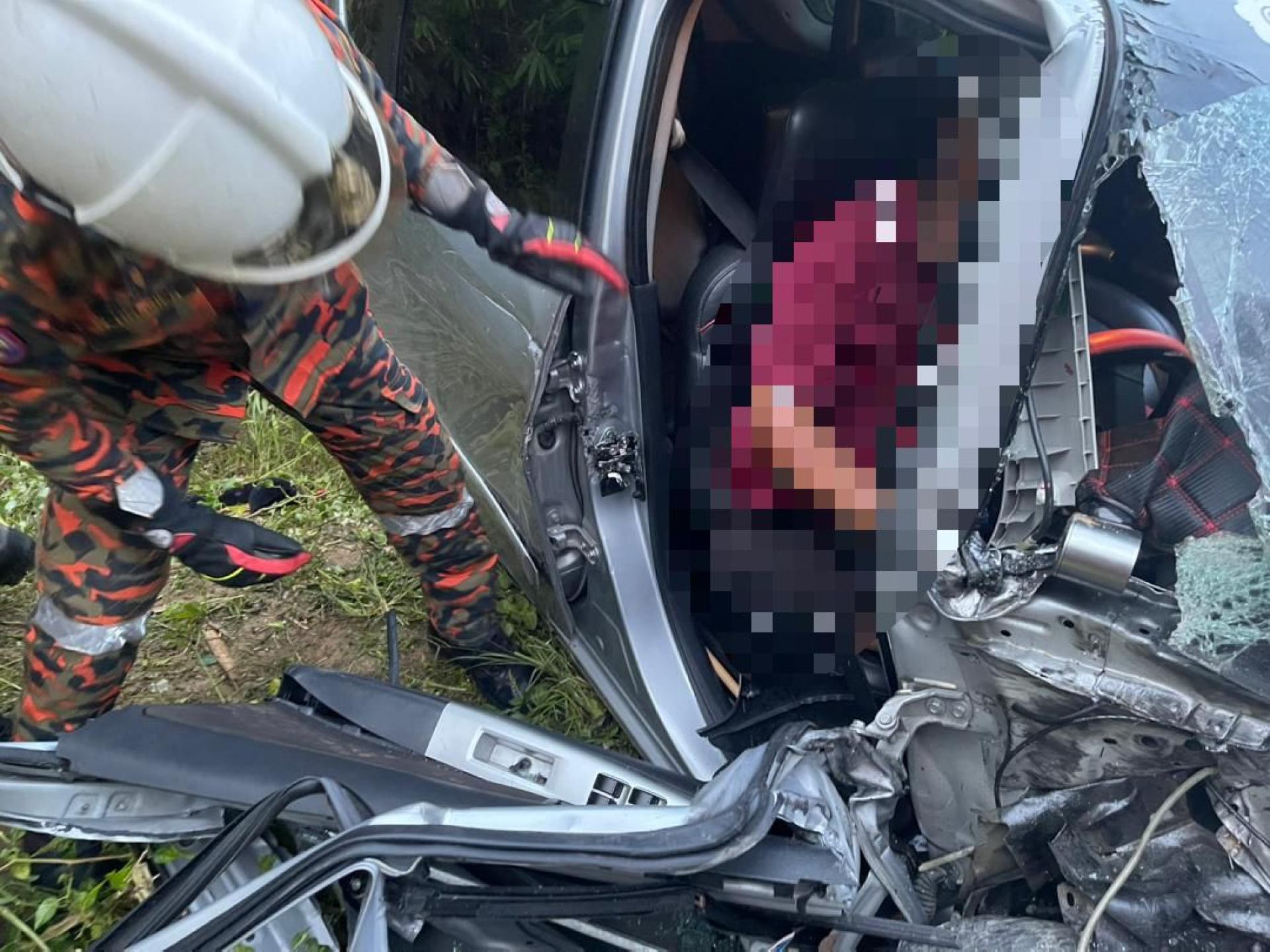 消拯人员检查受困者情况。