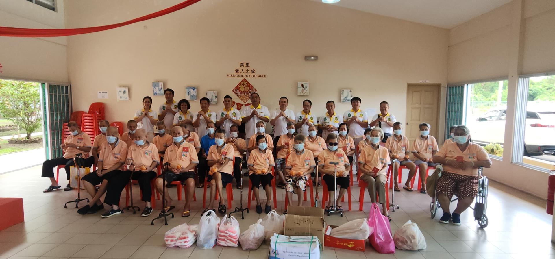 海龙寺理事拜访美里老人之家时合影。