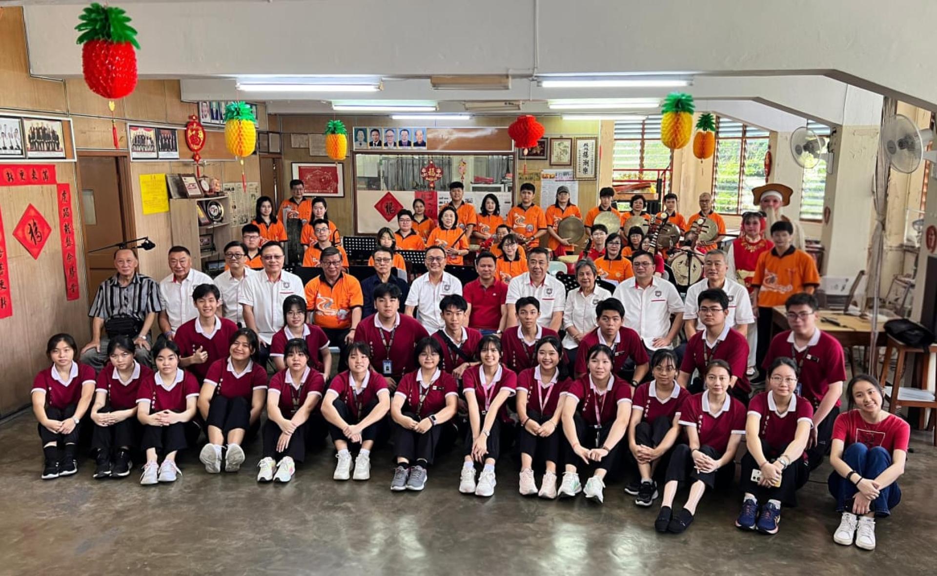 巴都林当师训学院拜访团摄于古晋潮侨俱乐部。第三排右6为古晋潮州公会会长陈家福，左6是古晋潮侨俱乐部主席沈象文。