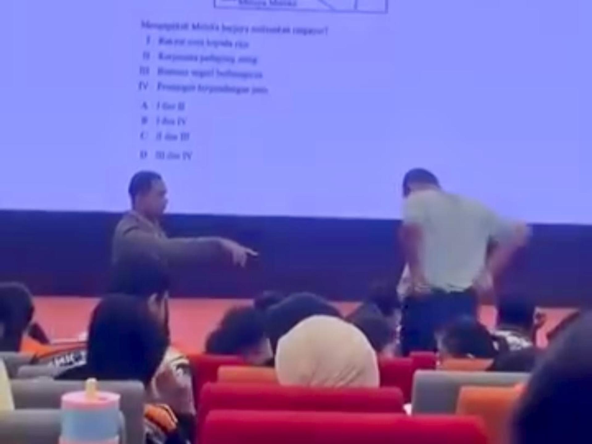 校方代表喝令白衣男子离开现场。