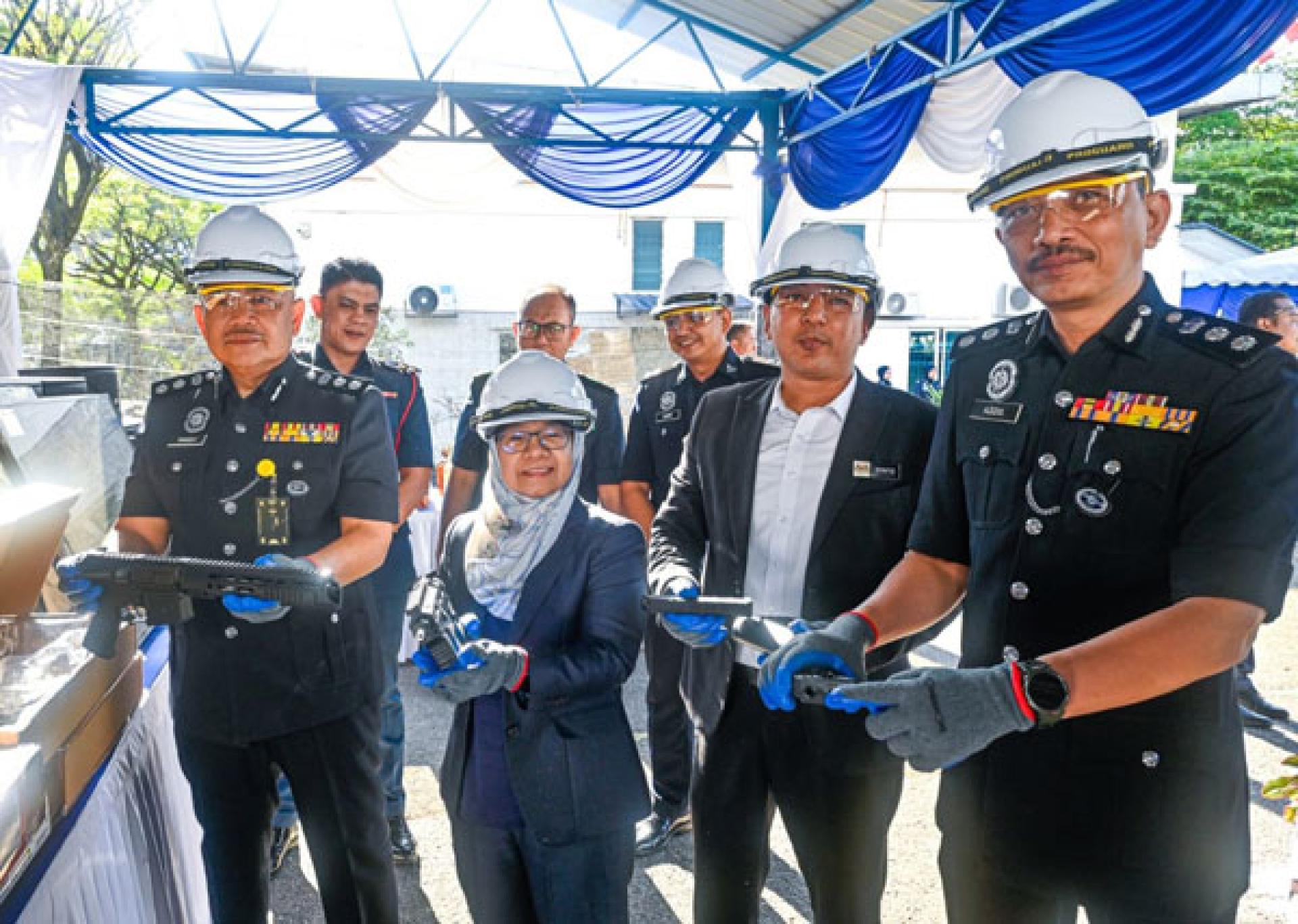 南赛（左）和推事等人出示销毁的物证。